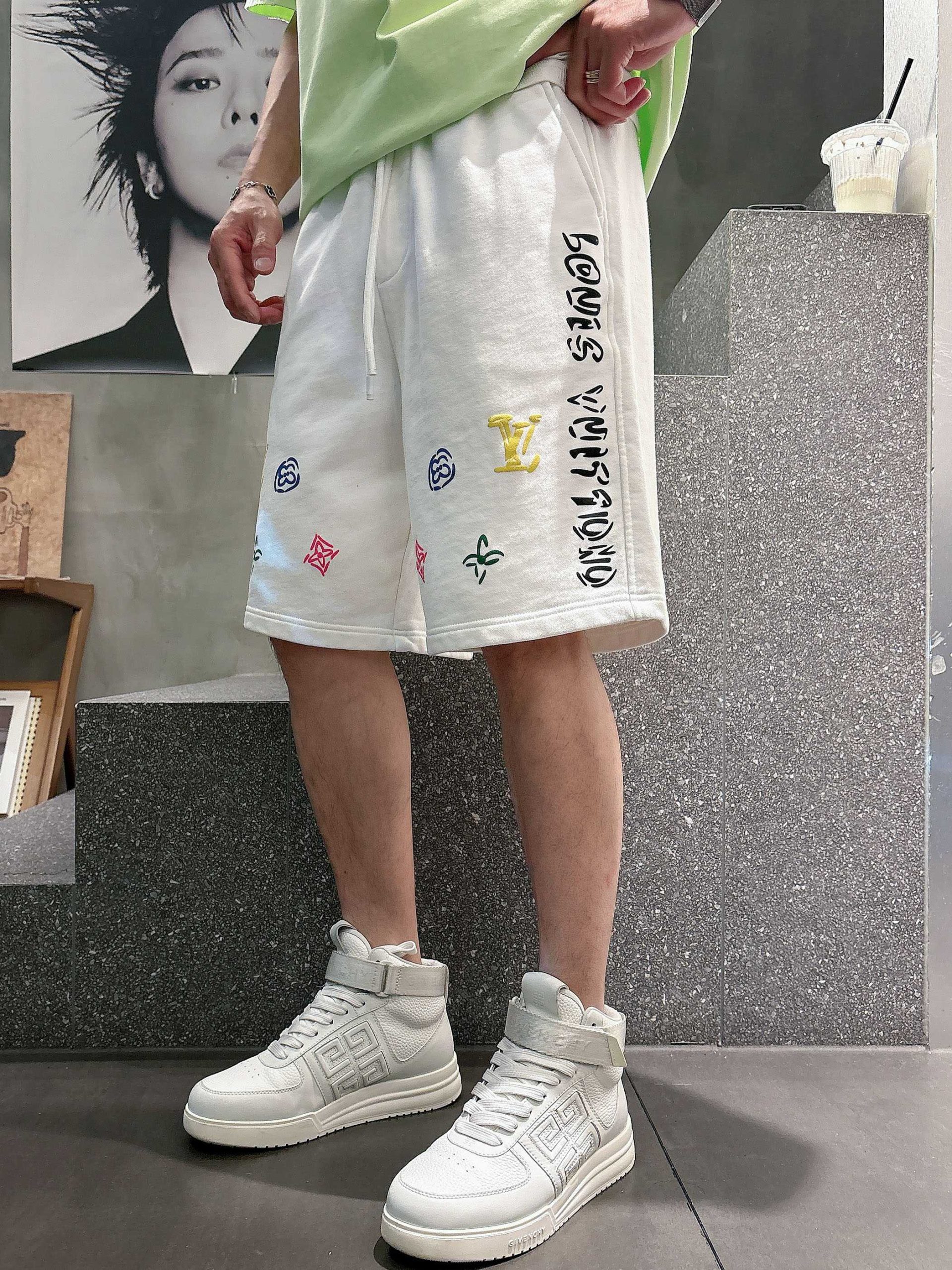 LV原單彩色LOGO短褲 多元素刺繡設計男士休閒運動五分褲 白色| 14 LV原單彩色LOGO短褲 多元素刺繡設計男士休閒運動五分褲 白色