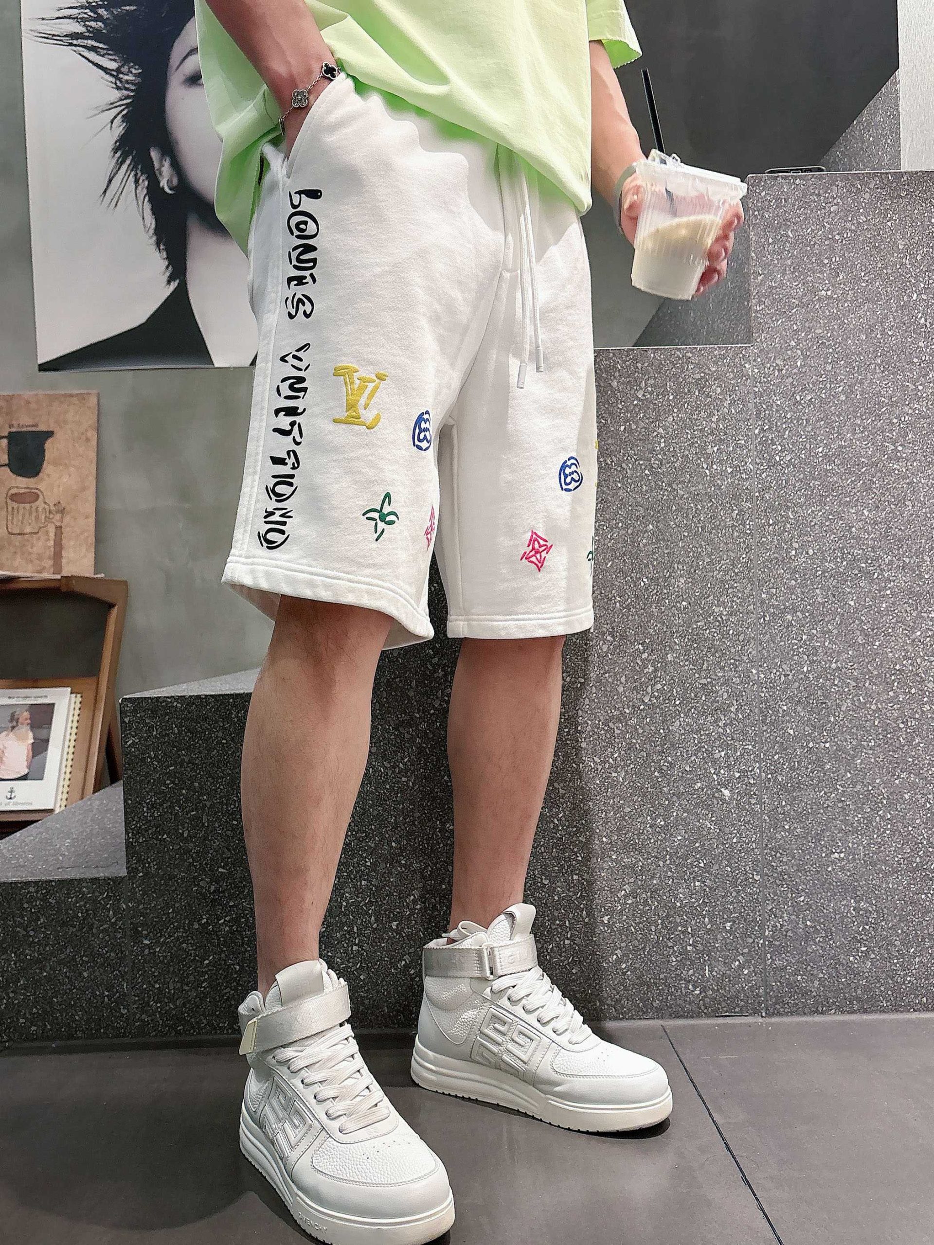 LV原單彩色LOGO短褲 多元素刺繡設計男士休閒運動五分褲 白色| 13 LV原單彩色LOGO短褲 多元素刺繡設計男士休閒運動五分褲 白色