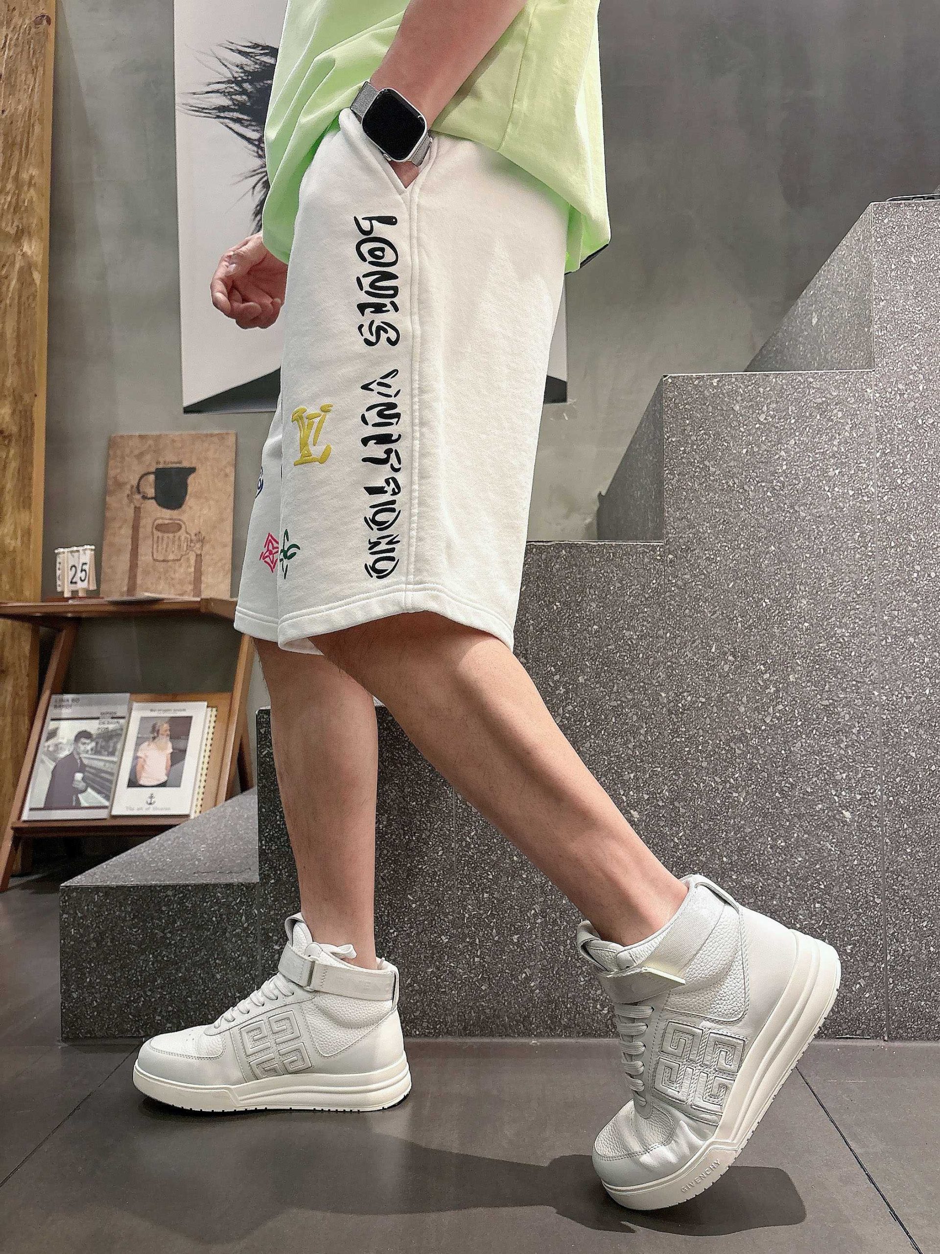 LV原單彩色LOGO短褲 多元素刺繡設計男士休閒運動五分褲 白色| 10 LV原單彩色LOGO短褲 多元素刺繡設計男士休閒運動五分褲 白色