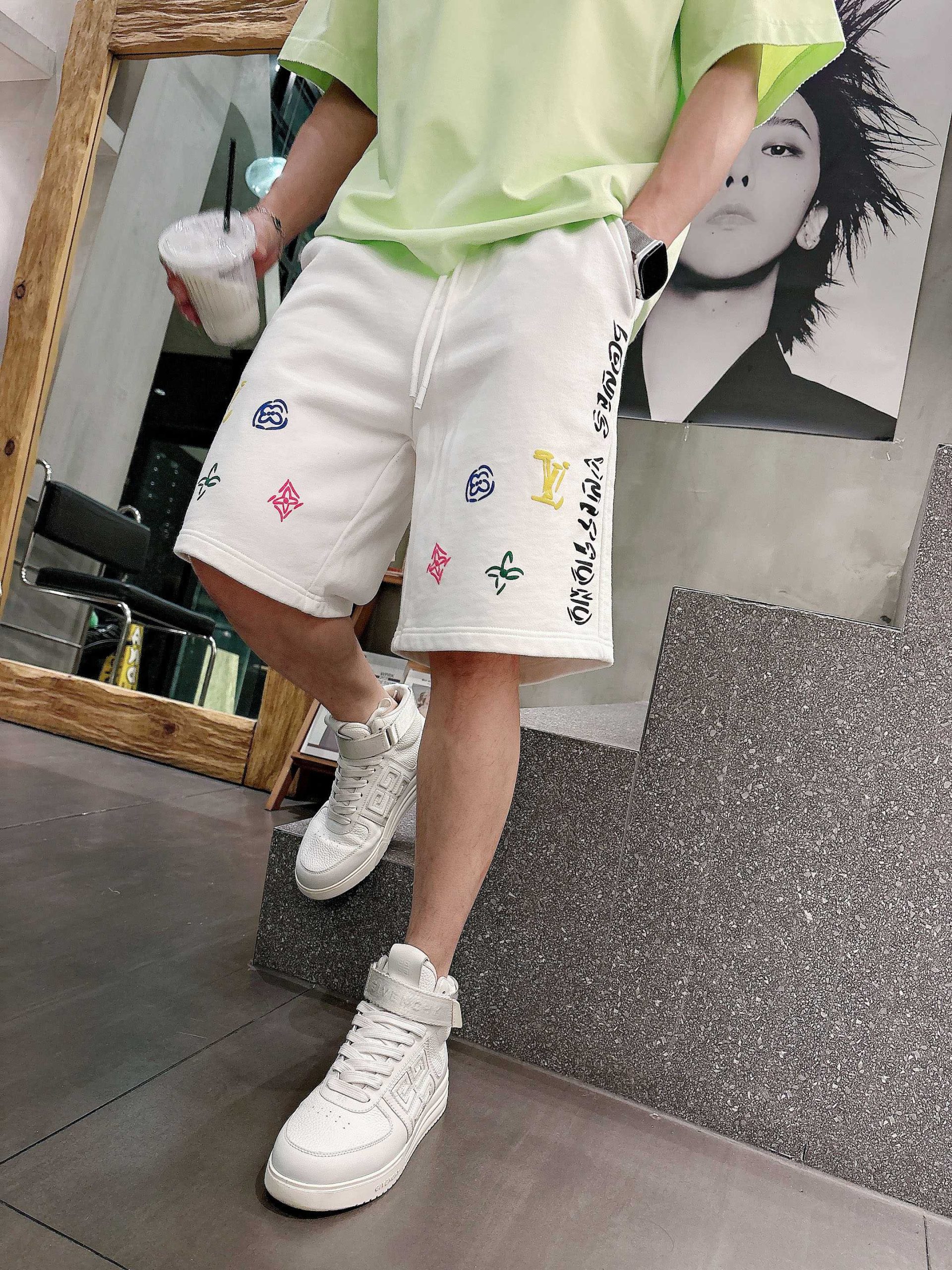 LV原單彩色LOGO短褲 多元素刺繡設計男士休閒運動五分褲 白色| 8 LV原單彩色LOGO短褲 多元素刺繡設計男士休閒運動五分褲 白色