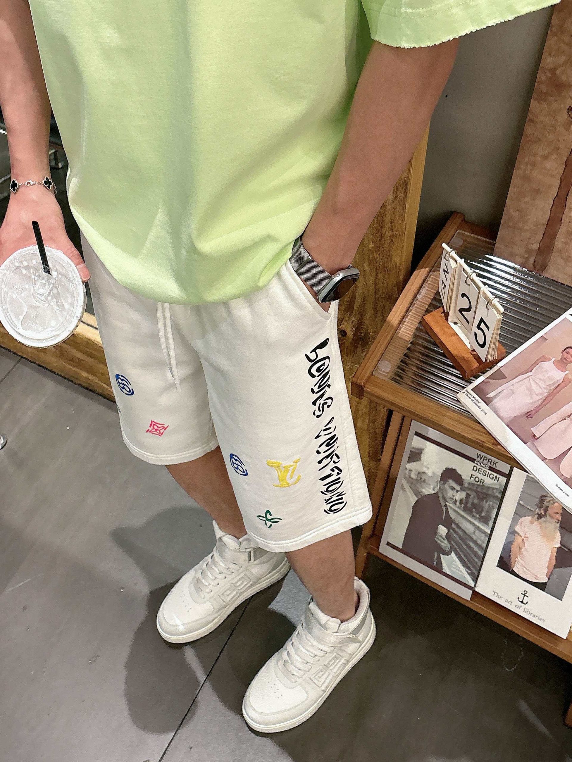 LV原單彩色LOGO短褲 多元素刺繡設計男士休閒運動五分褲 白色| 7 LV原單彩色LOGO短褲 多元素刺繡設計男士休閒運動五分褲 白色
