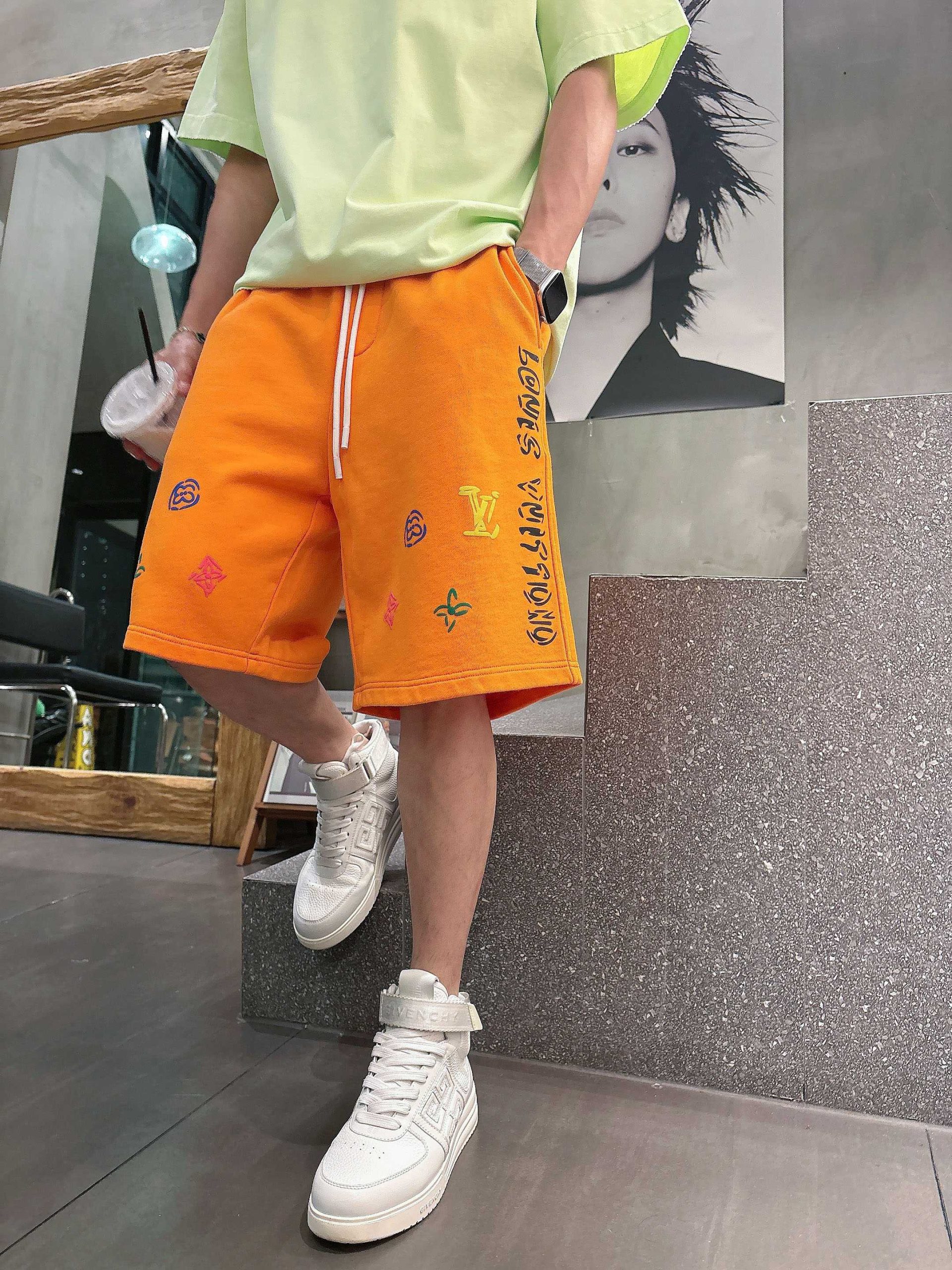 LV原單彩色刺繡圖騰運動短褲 夏季寬鬆休閒百搭款| 10 LV原單彩色刺繡圖騰運動短褲 夏季寬鬆休閒百搭款