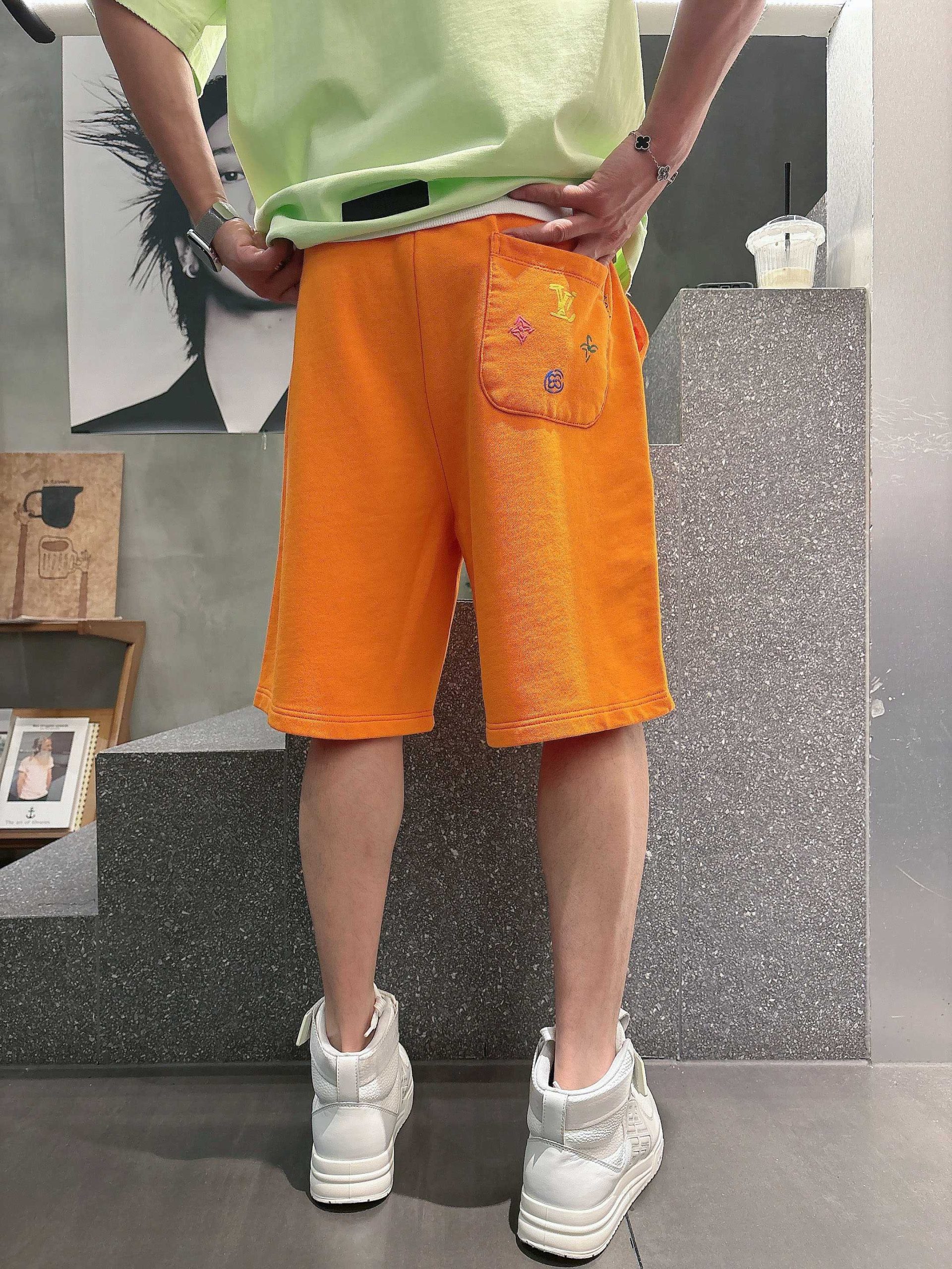 LV原單彩色刺繡圖騰運動短褲 夏季寬鬆休閒百搭款| 9 LV原單彩色刺繡圖騰運動短褲 夏季寬鬆休閒百搭款