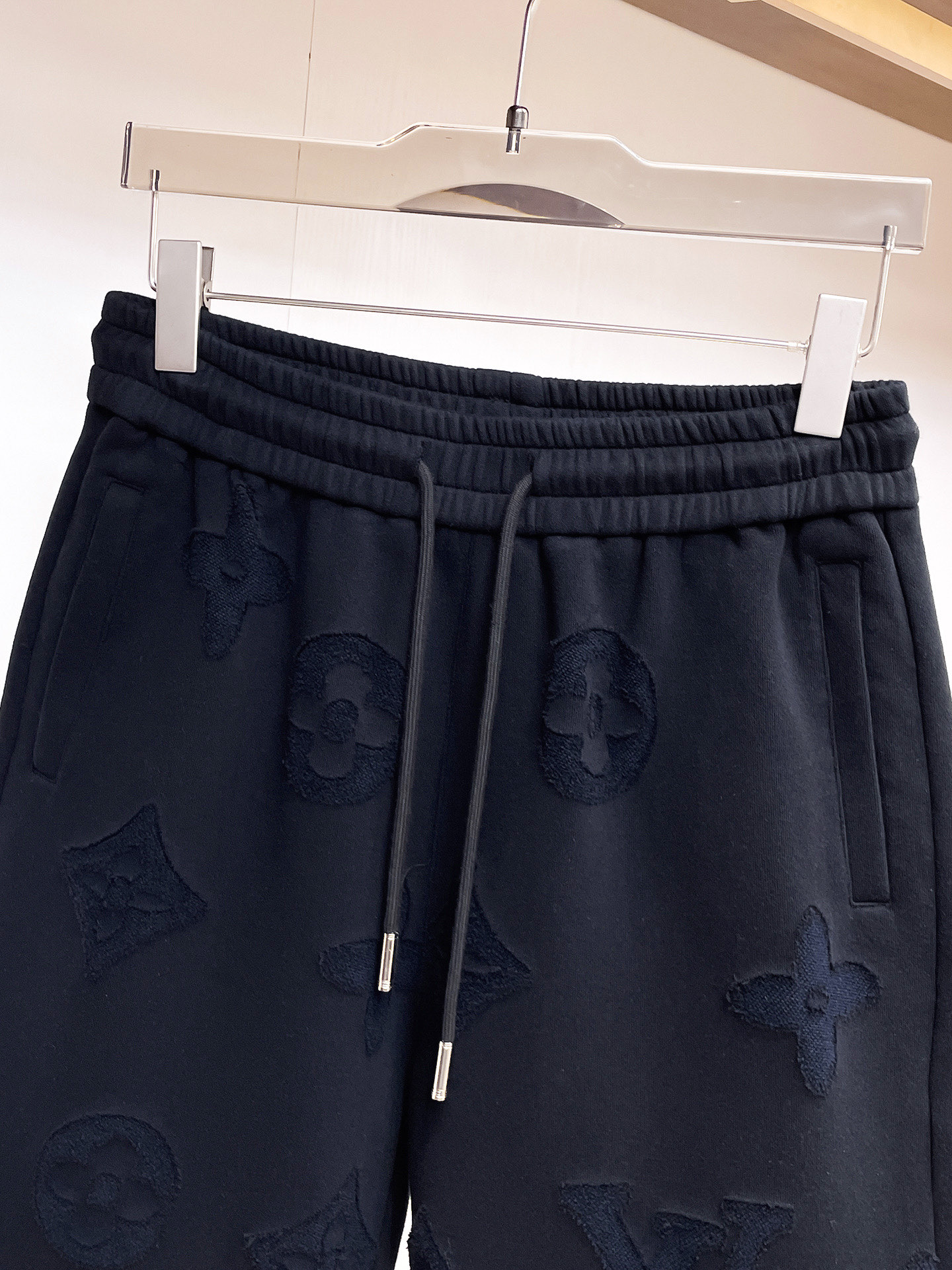 LV 原單立體壓紋短褲 經典Monogram浮雕設計 休閒百搭款| 13 LV 原單立體壓紋短褲 經典Monogram浮雕設計 休閒百搭款