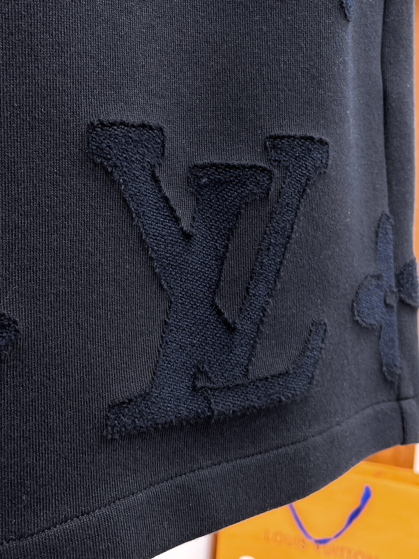 LV 原單立體壓紋短褲 經典Monogram浮雕設計 休閒百搭款| 9 LV 原單立體壓紋短褲 經典Monogram浮雕設計 休閒百搭款