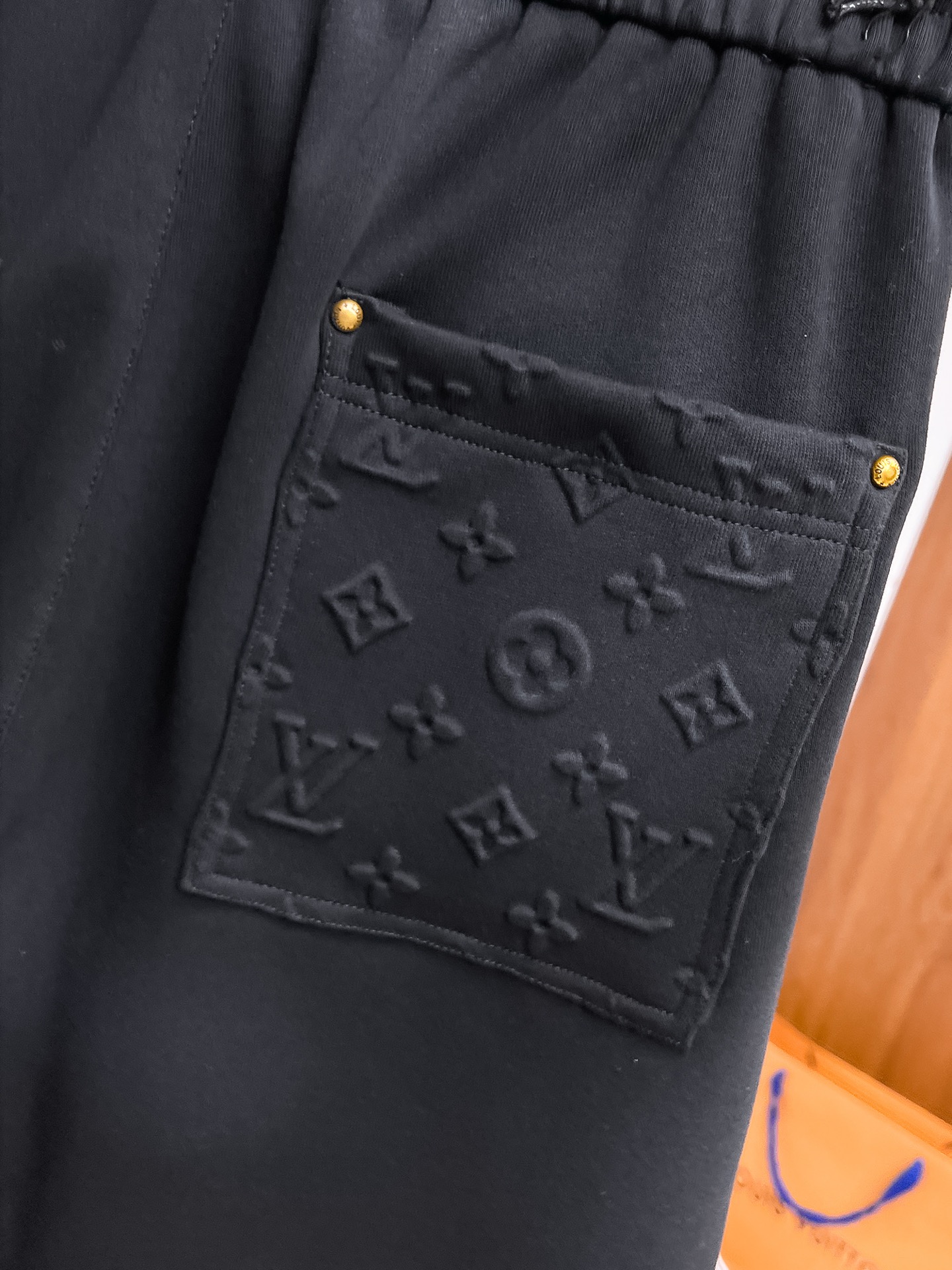 LV 一比一工裝拼接口袋短褲 Monogram壓紋設計 潮流休閒款| 17 LV 一比一工裝拼接口袋短褲 Monogram壓紋設計 潮流休閒款