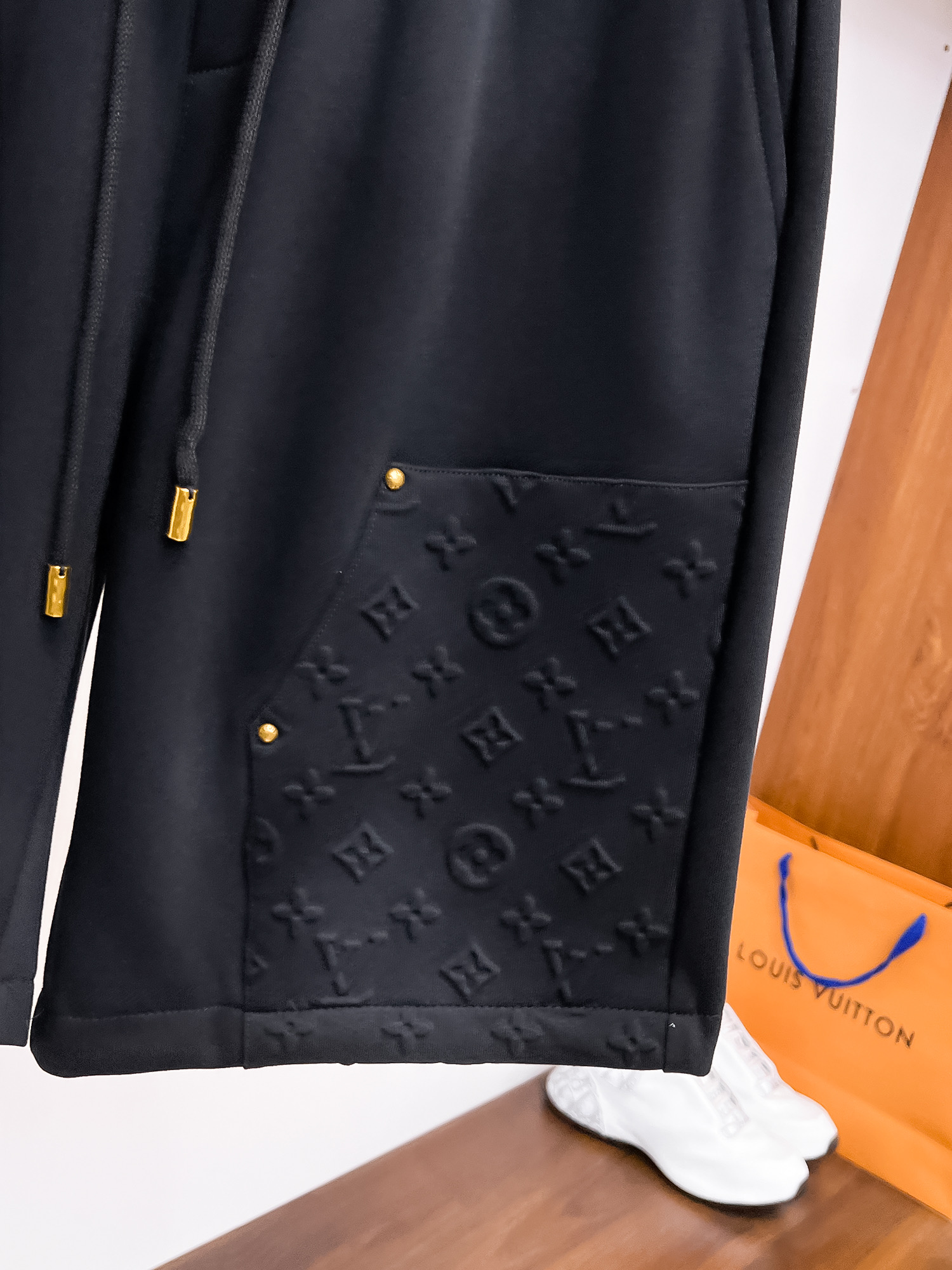 LV 一比一工裝拼接口袋短褲 Monogram壓紋設計 潮流休閒款| 12 LV 一比一工裝拼接口袋短褲 Monogram壓紋設計 潮流休閒款