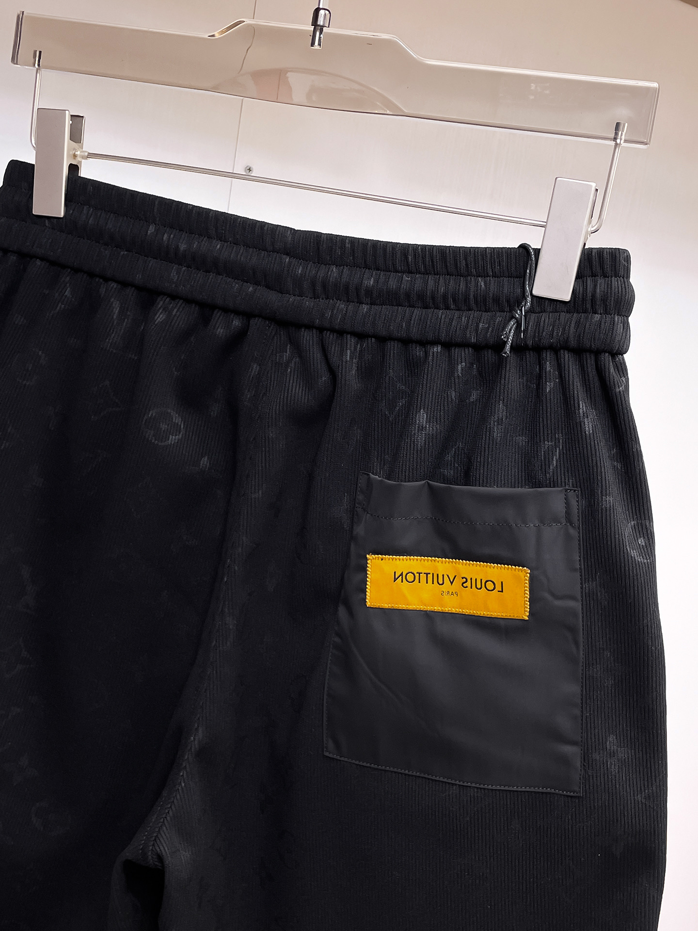 LV 高仿滿版Monogram印花短褲 綠黑撞色設計 潮流運動休閒款| 17 LV 高仿滿版Monogram印花短褲 綠黑撞色設計 潮流運動休閒款