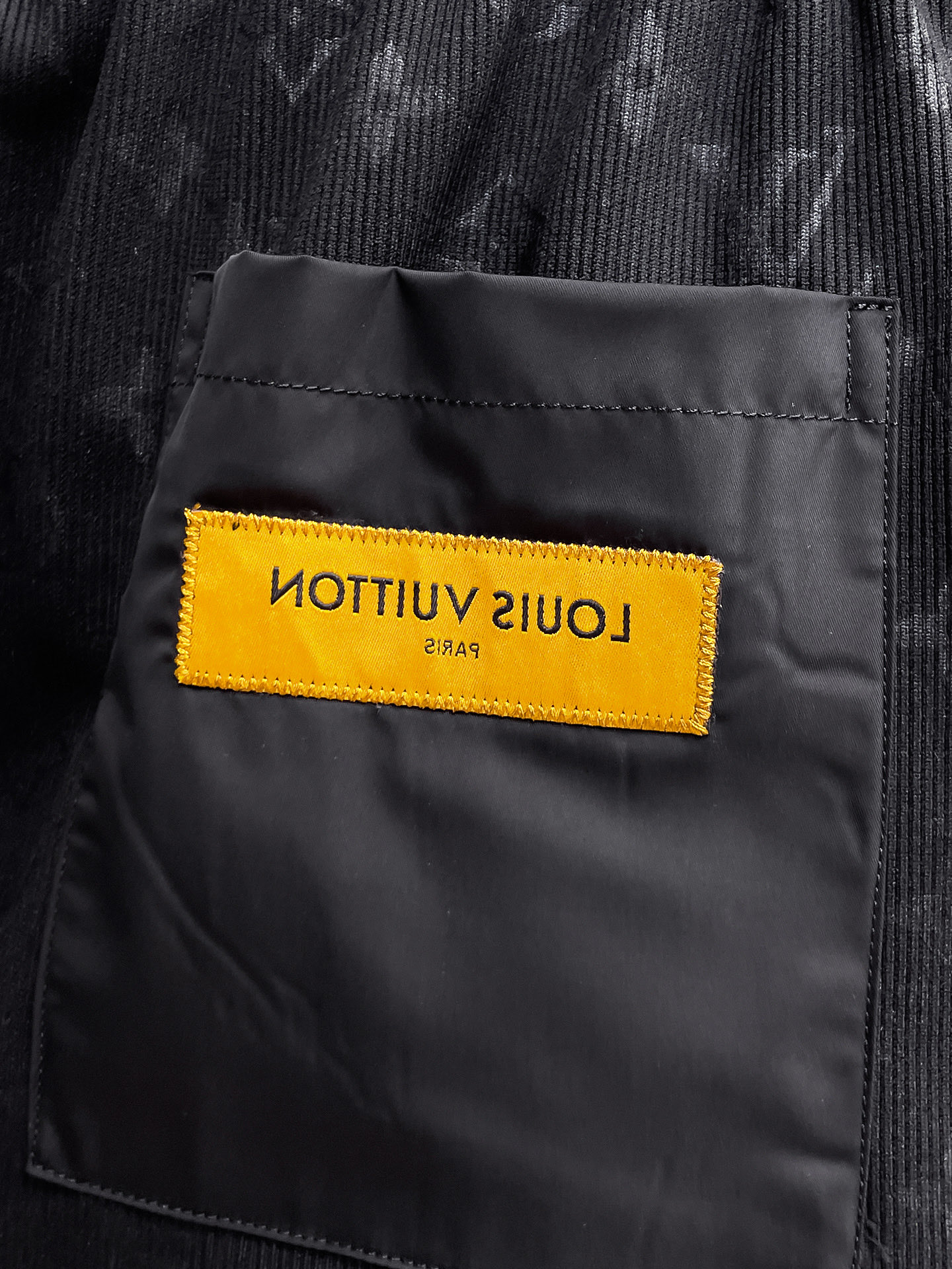 LV 高仿滿版Monogram印花短褲 綠黑撞色設計 潮流運動休閒款| 16 LV 高仿滿版Monogram印花短褲 綠黑撞色設計 潮流運動休閒款