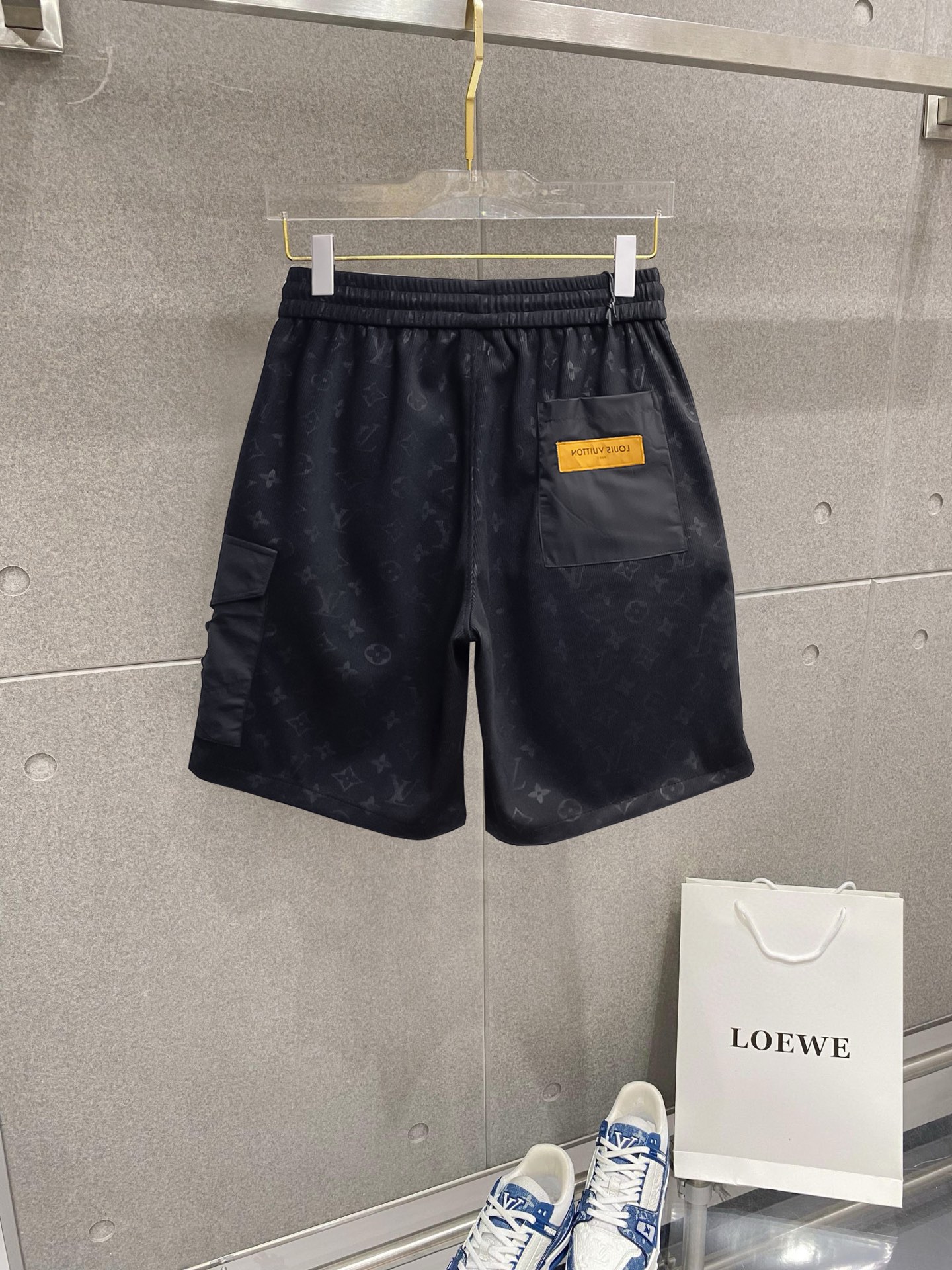 LV 高仿滿版Monogram印花短褲 綠黑撞色設計 潮流運動休閒款| 14 LV 高仿滿版Monogram印花短褲 綠黑撞色設計 潮流運動休閒款
