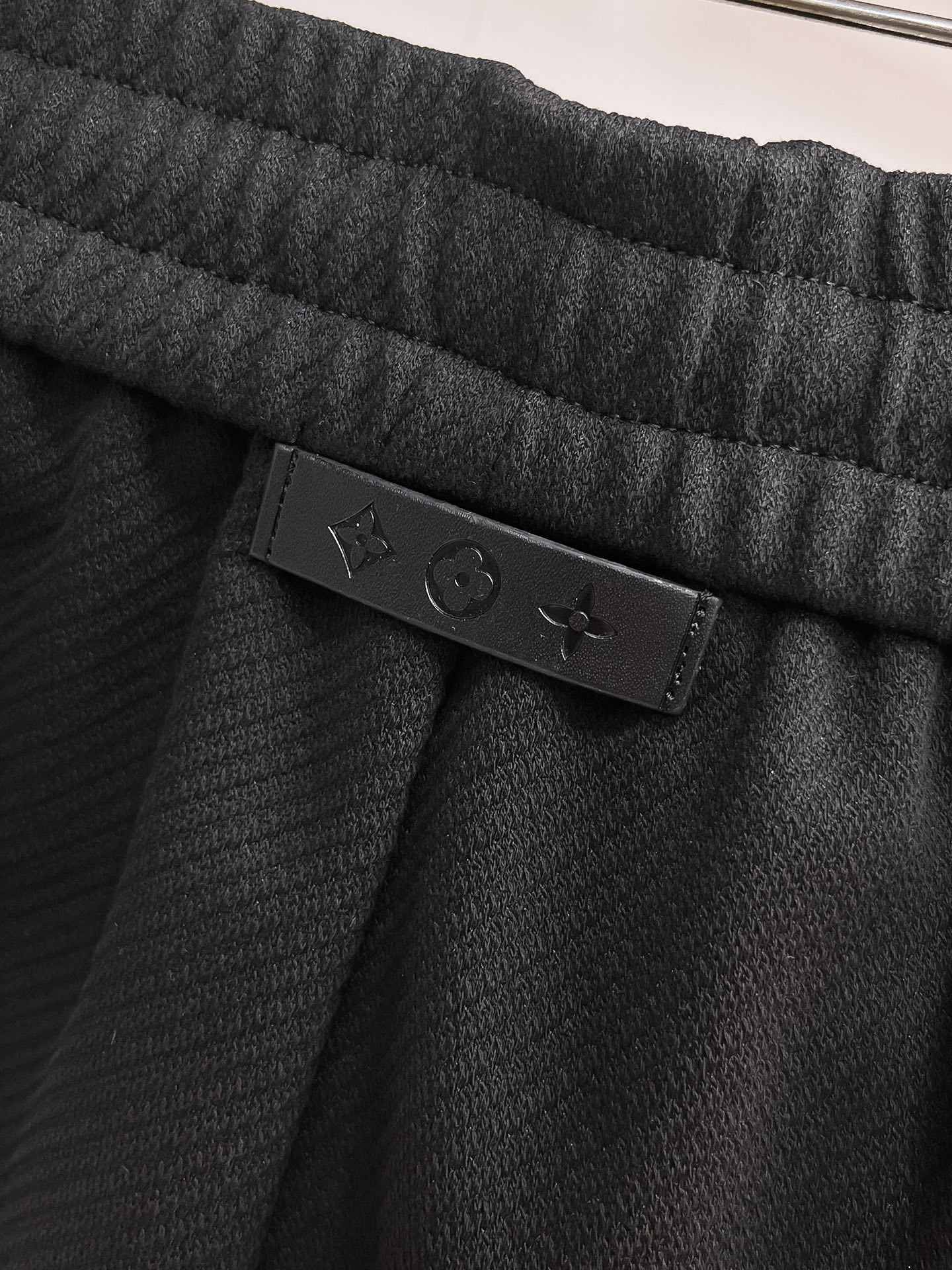 LV 原單黑色立體壓紋短褲 Monogram浮雕設計 高端休閒百搭款| 16 LV 原單黑色立體壓紋短褲 Monogram浮雕設計 高端休閒百搭款