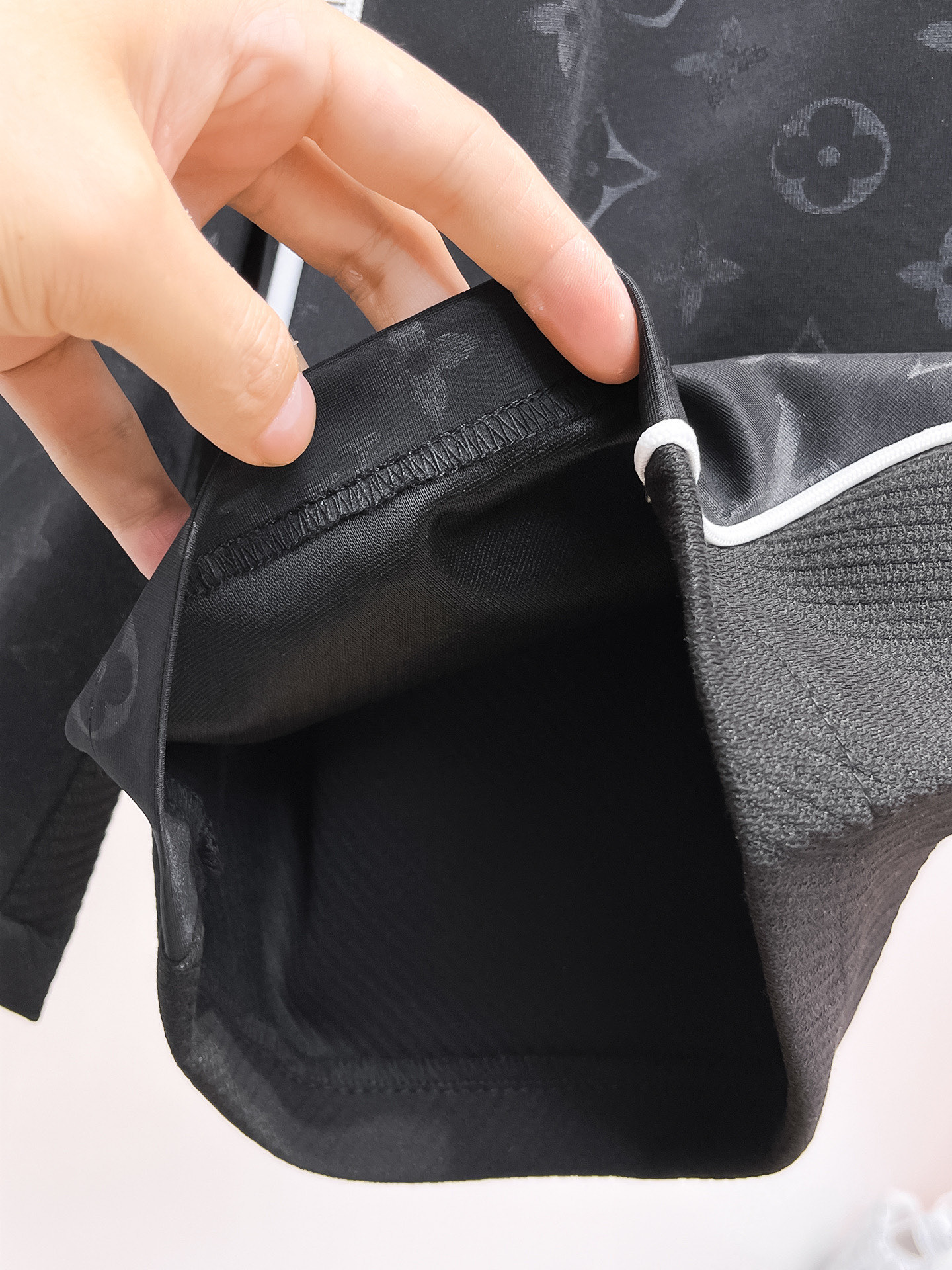 LV 原單黑色立體壓紋短褲 Monogram浮雕設計 高端休閒百搭款| 15 LV 原單黑色立體壓紋短褲 Monogram浮雕設計 高端休閒百搭款