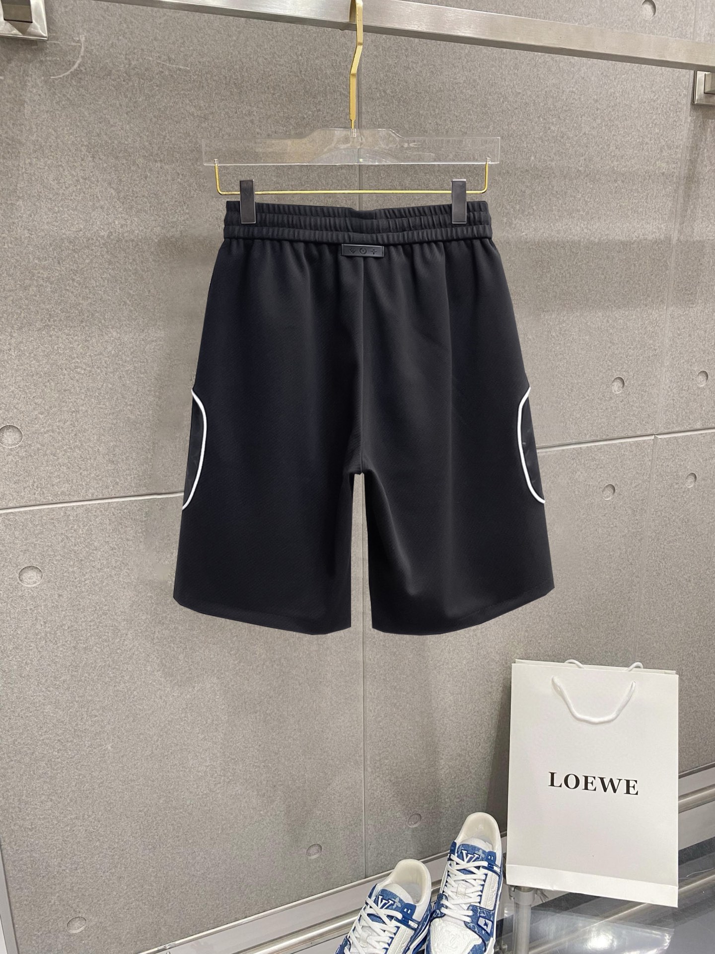 LV 原單黑色立體壓紋短褲 Monogram浮雕設計 高端休閒百搭款| 14 LV 原單黑色立體壓紋短褲 Monogram浮雕設計 高端休閒百搭款