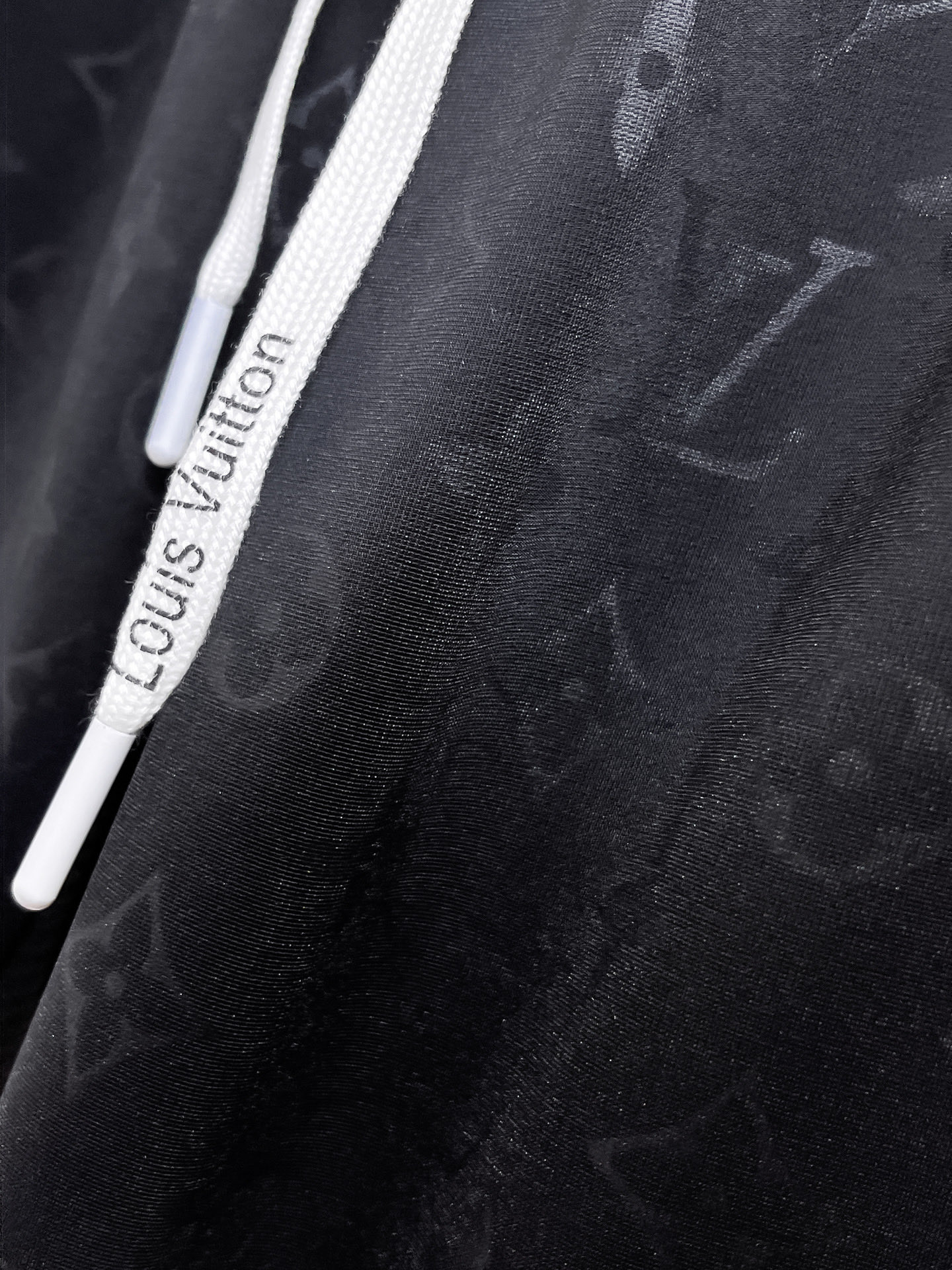 LV 原單黑色立體壓紋短褲 Monogram浮雕設計 高端休閒百搭款| 8 LV 原單黑色立體壓紋短褲 Monogram浮雕設計 高端休閒百搭款