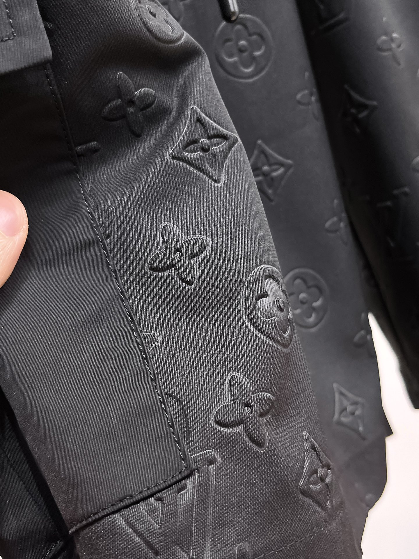 LV A貨黑色拼接短褲 側邊Monogram撞色設計 潮流運動休閒款| 16 LV A貨黑色拼接短褲 側邊Monogram撞色設計 潮流運動休閒款