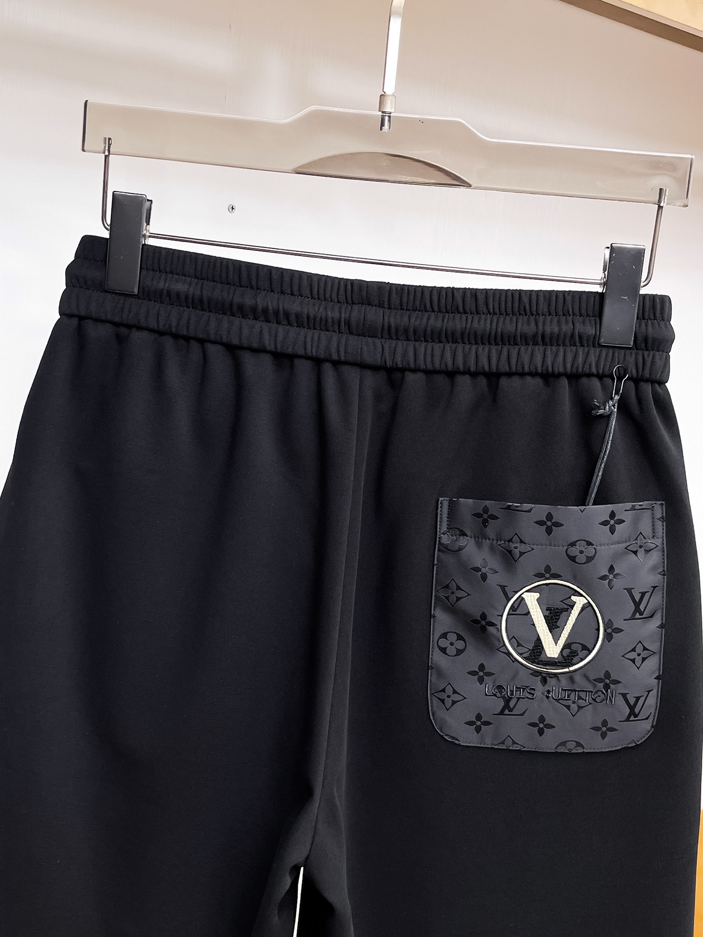 LV 原單拼接設計短褲 側邊Monogram元素 運動休閒款| 8 LV 原單拼接設計短褲 側邊Monogram元素 運動休閒款