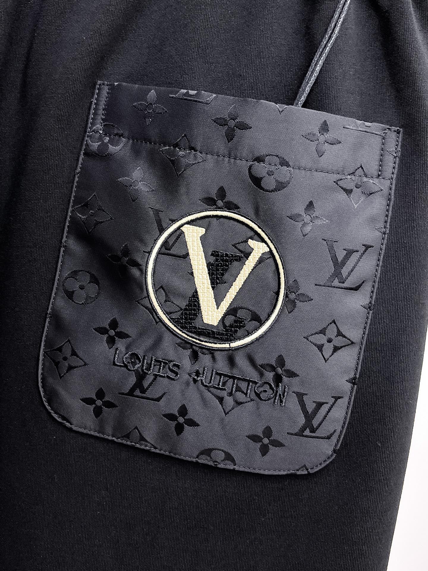 LV 原單拼接設計短褲 側邊Monogram元素 運動休閒款| 7 LV 原單拼接設計短褲 側邊Monogram元素 運動休閒款