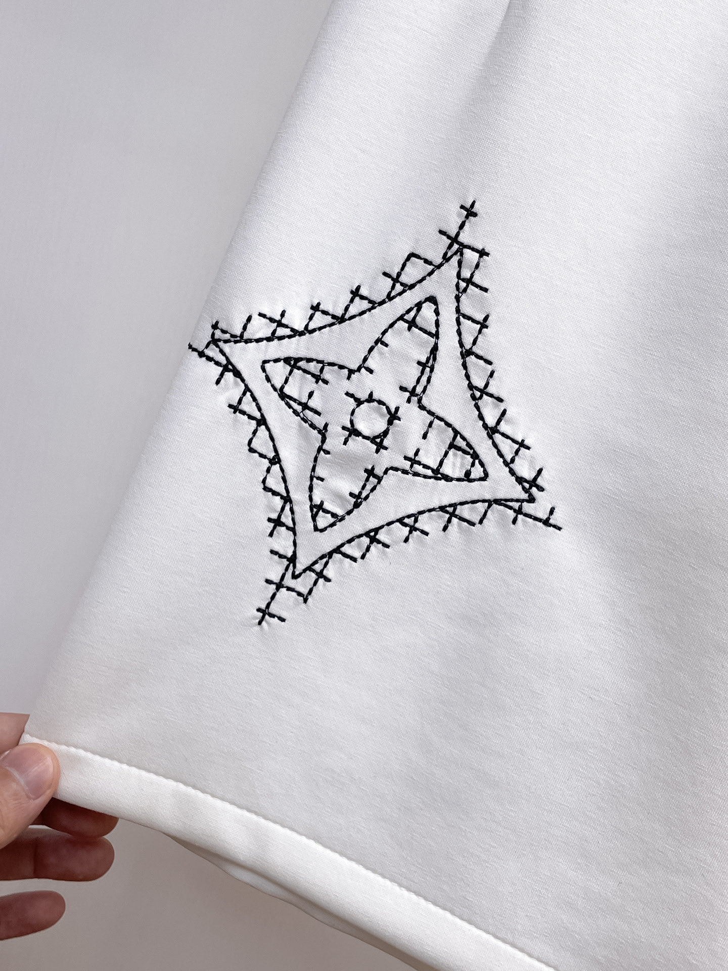 LV 高仿刺繡圖騰短褲 白色簡約休閒百搭款| 17 LV 高仿刺繡圖騰短褲 白色簡約休閒百搭款