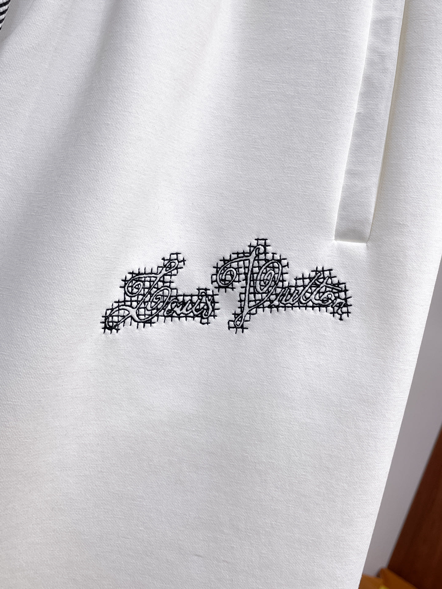 LV 高仿刺繡圖騰短褲 白色簡約休閒百搭款| 12 LV 高仿刺繡圖騰短褲 白色簡約休閒百搭款