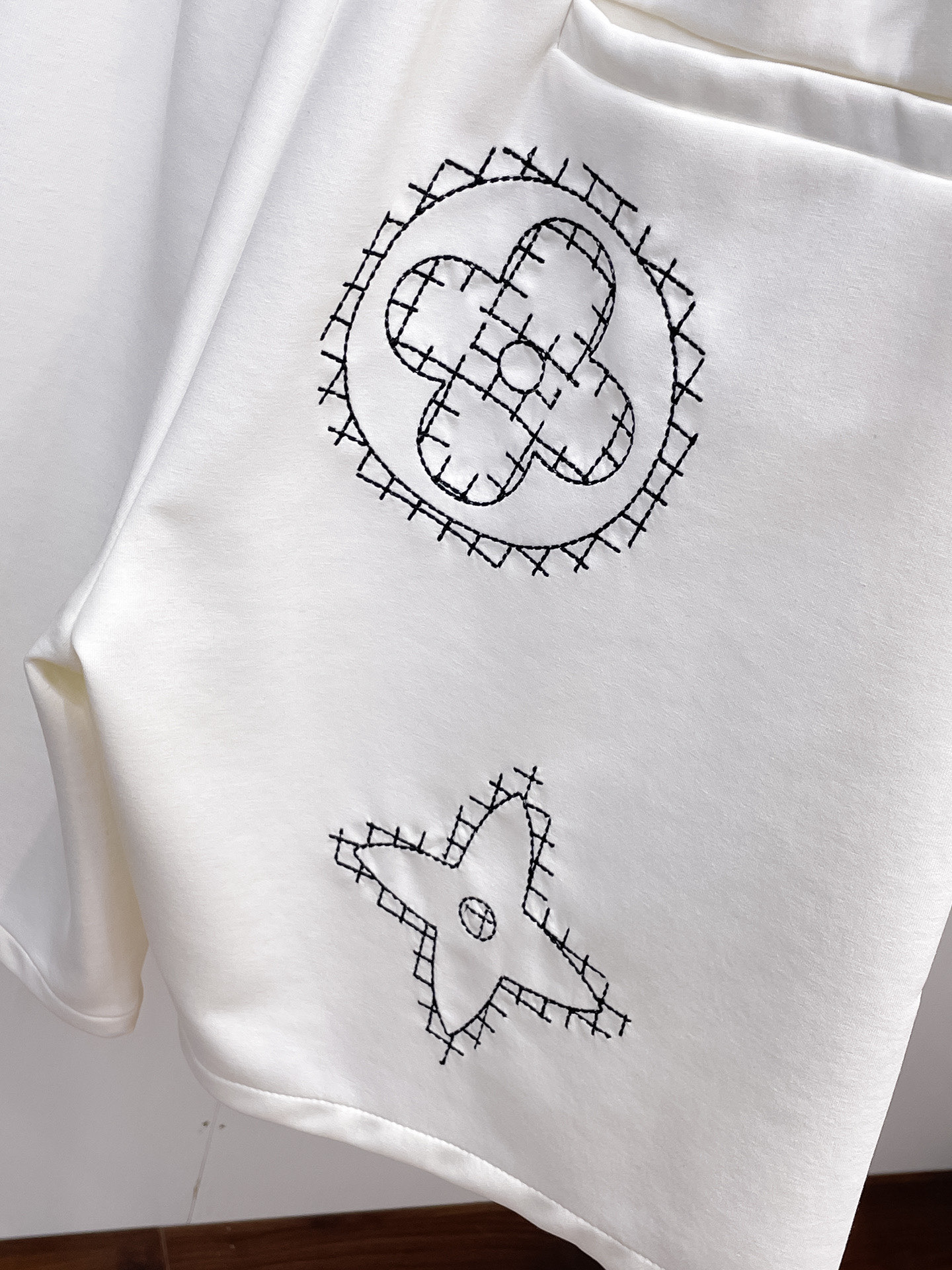 LV 高仿刺繡圖騰短褲 白色簡約休閒百搭款| 7 LV 高仿刺繡圖騰短褲 白色簡約休閒百搭款