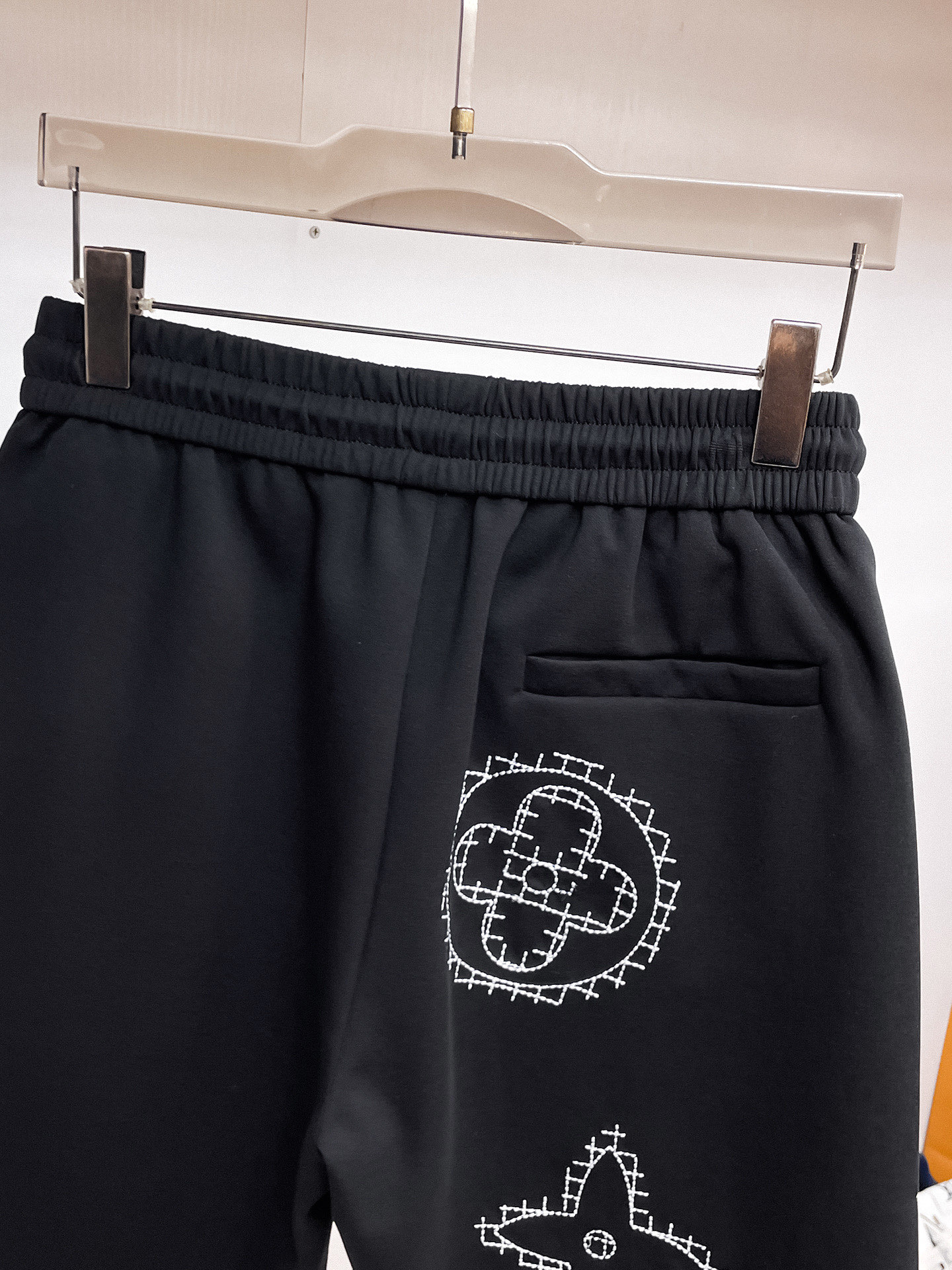 LV 一比一刺繡圖案短褲 黑色簡約高端休閒款| 18 LV 一比一刺繡圖案短褲 黑色簡約高端休閒款