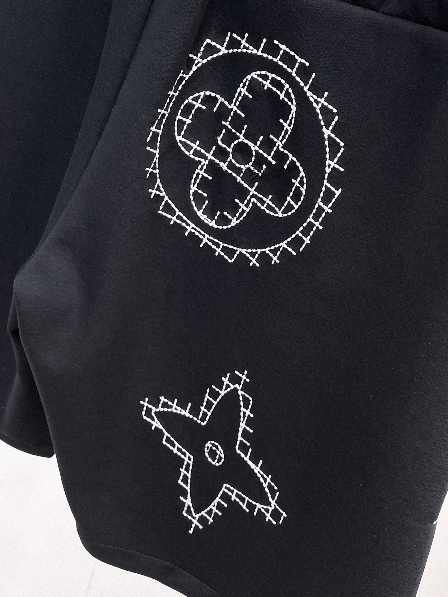 LV 一比一刺繡圖案短褲 黑色簡約高端休閒款| 17 LV 一比一刺繡圖案短褲 黑色簡約高端休閒款