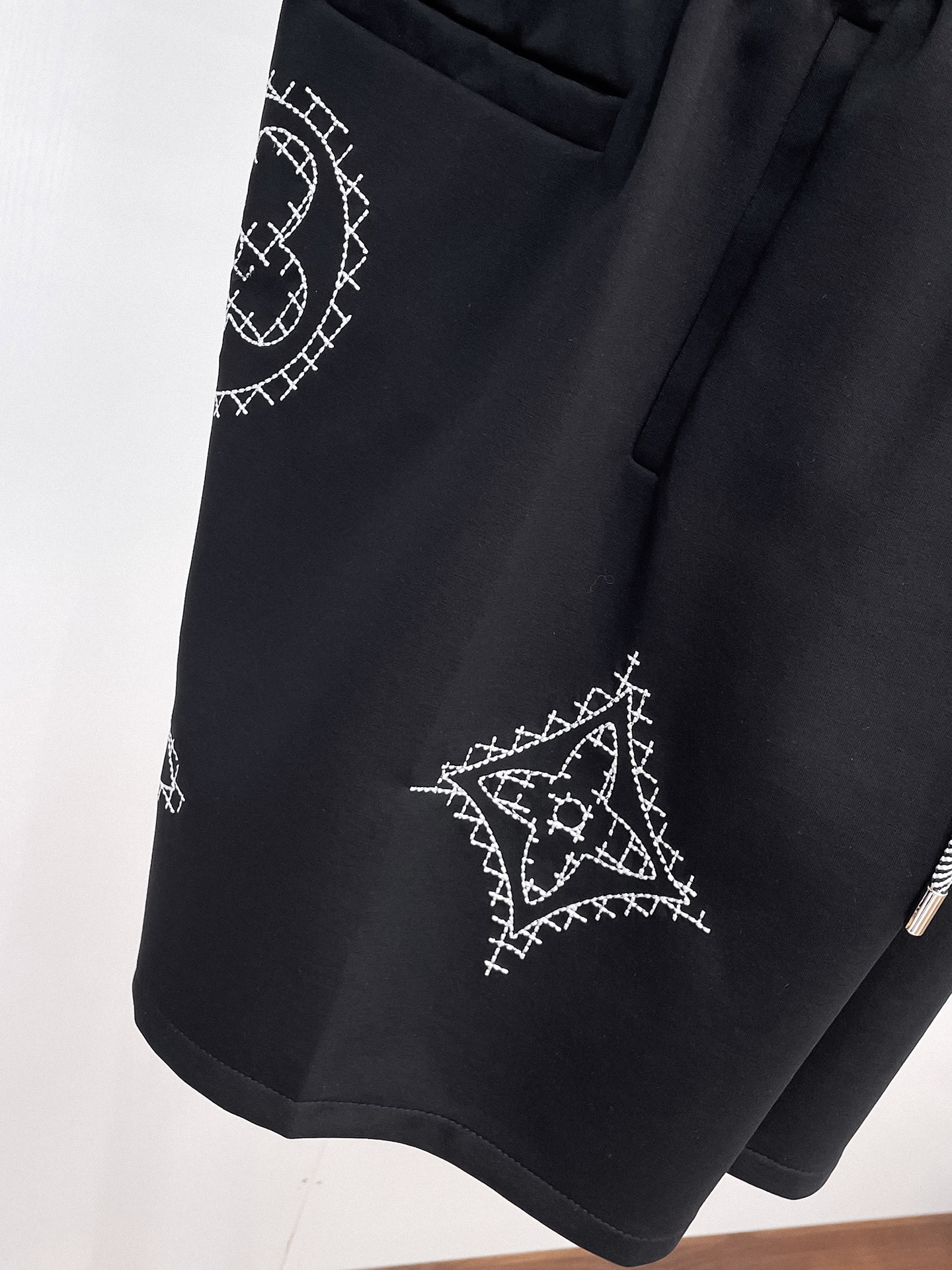 LV 一比一刺繡圖案短褲 黑色簡約高端休閒款| 16 LV 一比一刺繡圖案短褲 黑色簡約高端休閒款
