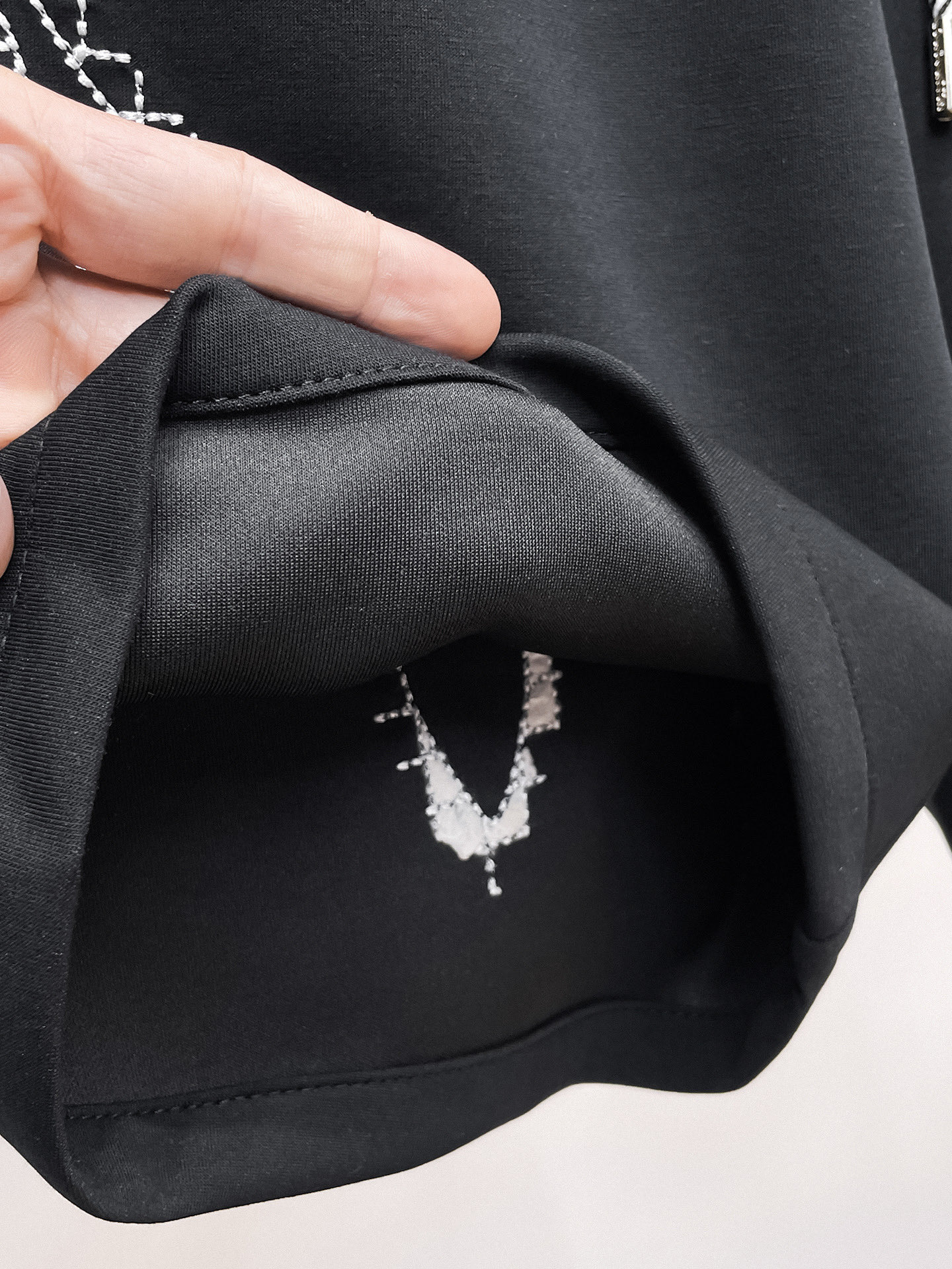 LV 一比一刺繡圖案短褲 黑色簡約高端休閒款| 15 LV 一比一刺繡圖案短褲 黑色簡約高端休閒款