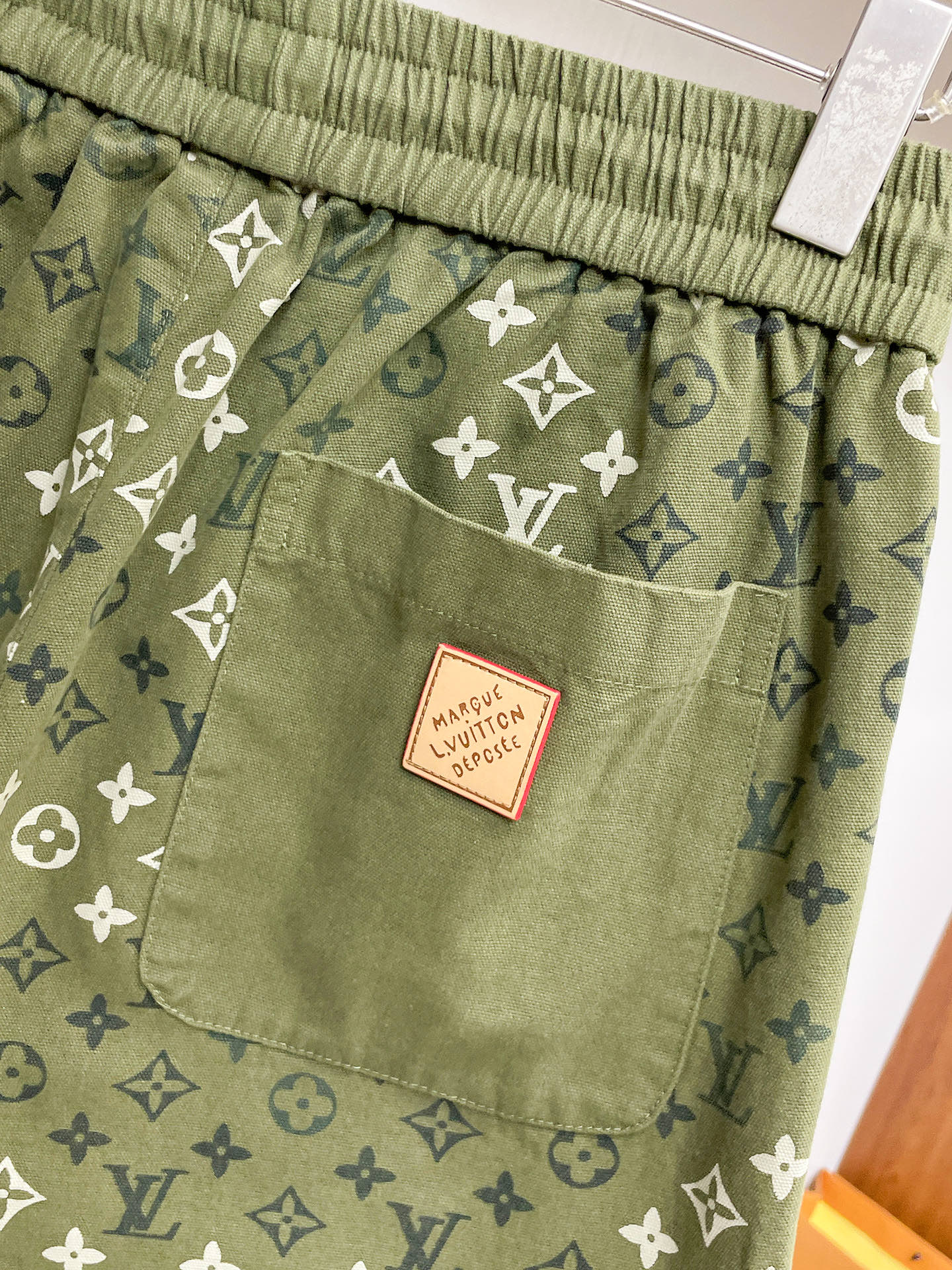 LV 原單迷彩老花短褲 綠色軍風潮流休閒款| 17 LV 原單迷彩老花短褲 綠色軍風潮流休閒款