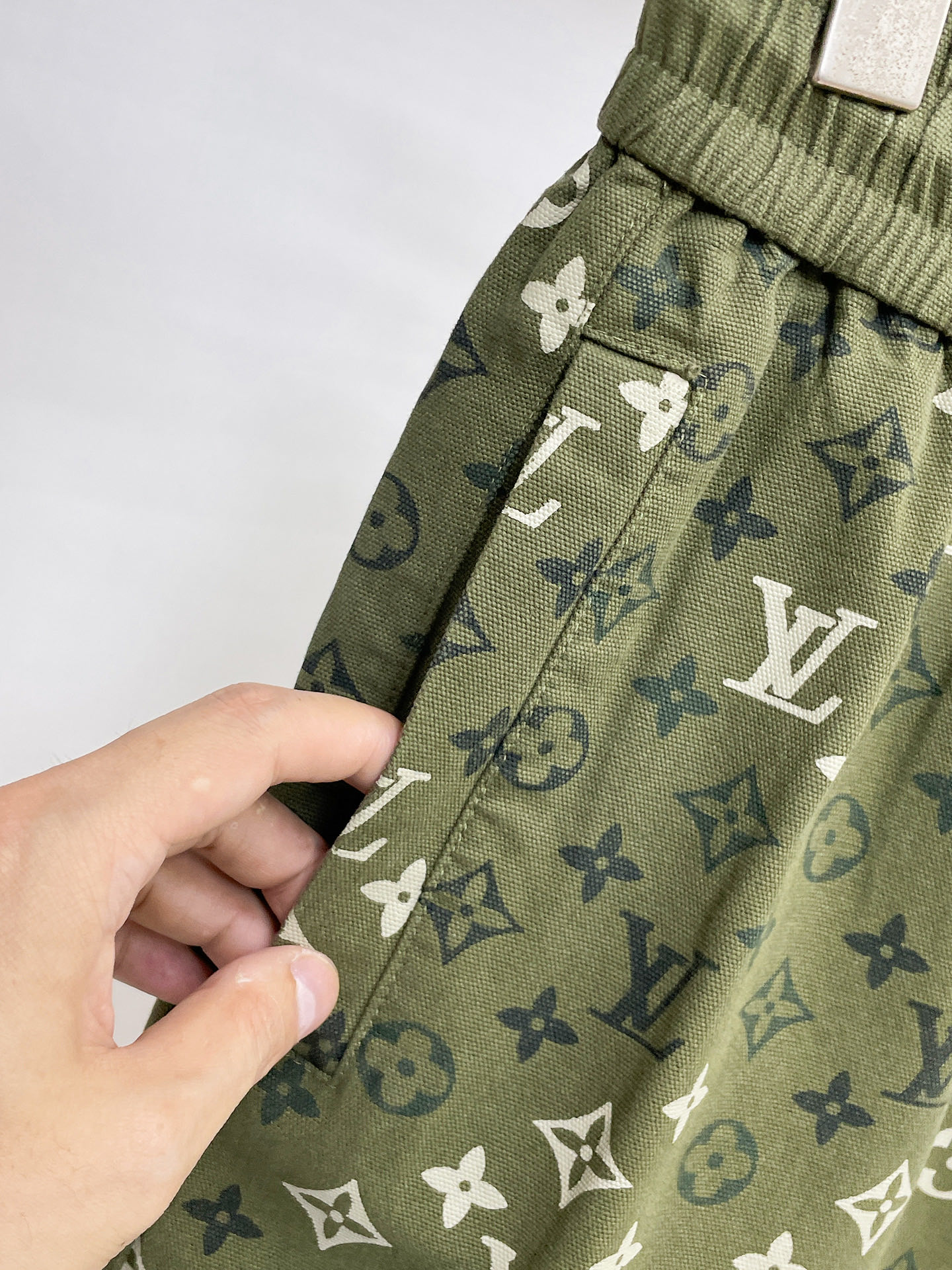LV 原單迷彩老花短褲 綠色軍風潮流休閒款| 12 LV 原單迷彩老花短褲 綠色軍風潮流休閒款