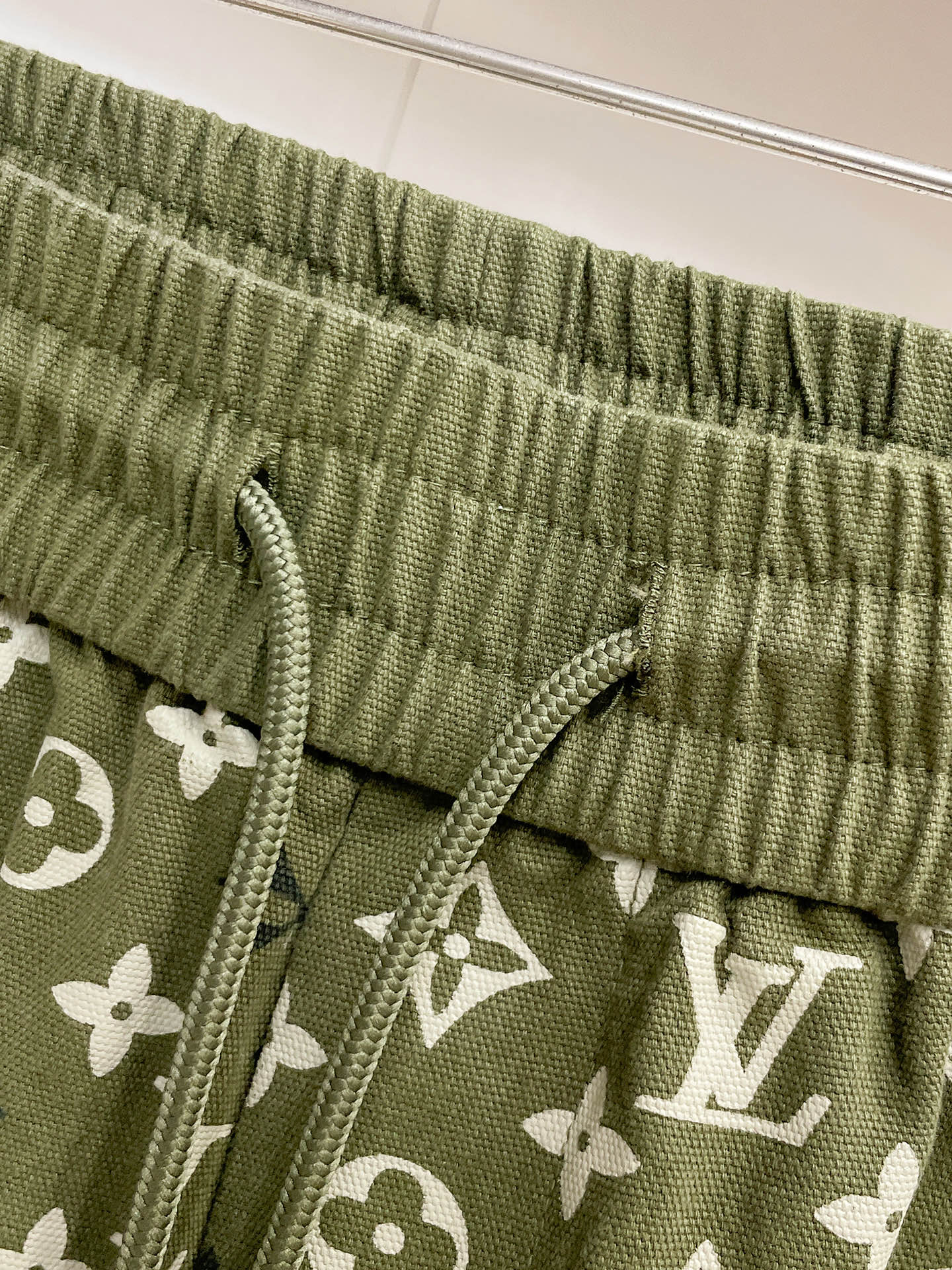 LV 原單迷彩老花短褲 綠色軍風潮流休閒款| 11 LV 原單迷彩老花短褲 綠色軍風潮流休閒款