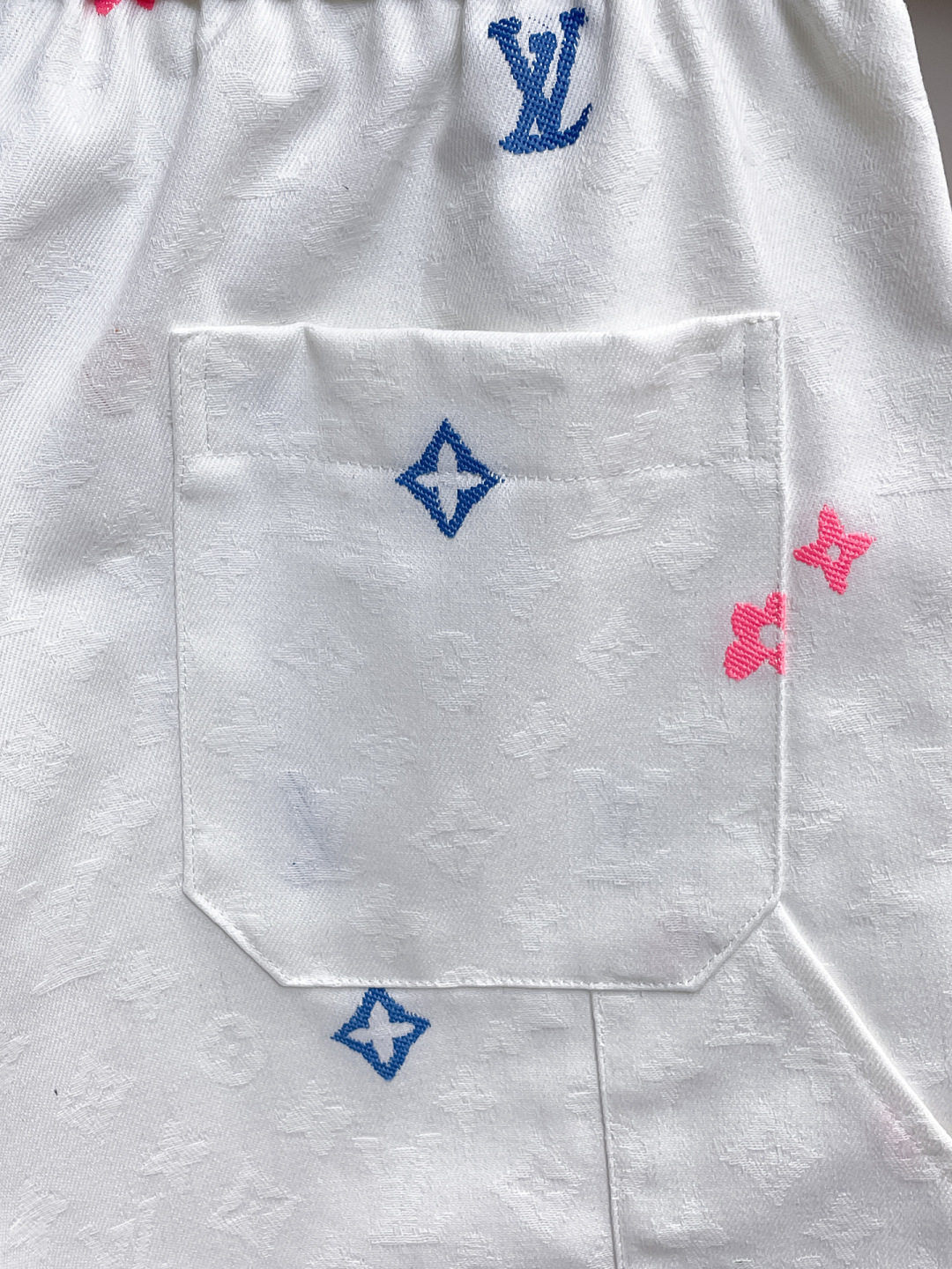 LV 高仿彩色印花工裝短褲 白色多口袋潮流款| 16 LV 高仿彩色印花工裝短褲 白色多口袋潮流款
