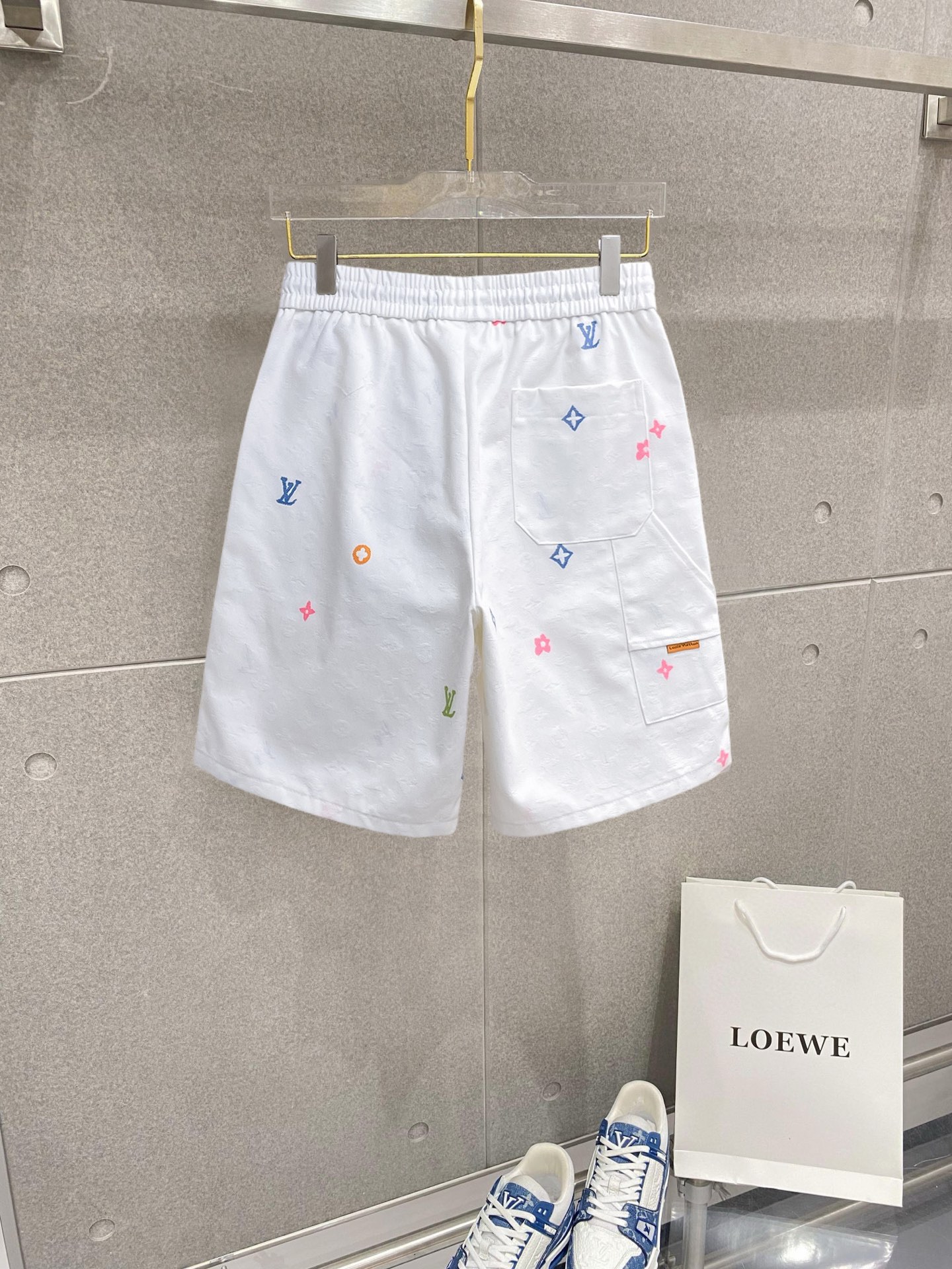 LV 高仿彩色印花工裝短褲 白色多口袋潮流款| 14 LV 高仿彩色印花工裝短褲 白色多口袋潮流款