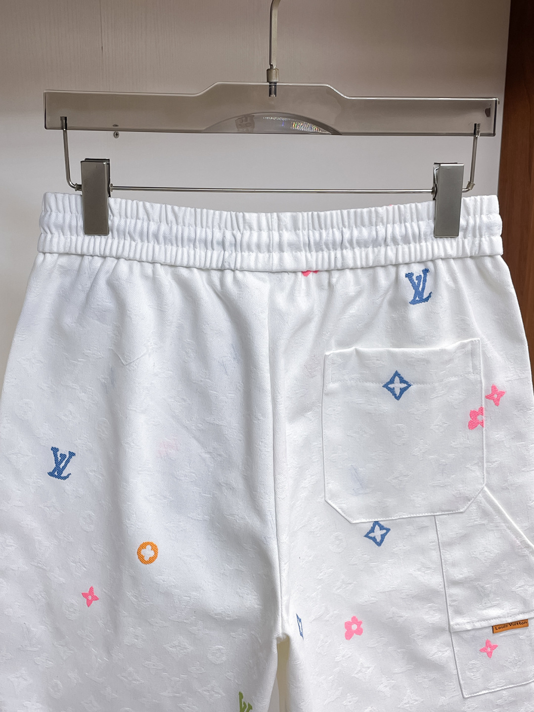 LV 高仿彩色印花工裝短褲 白色多口袋潮流款| 7 LV 高仿彩色印花工裝短褲 白色多口袋潮流款