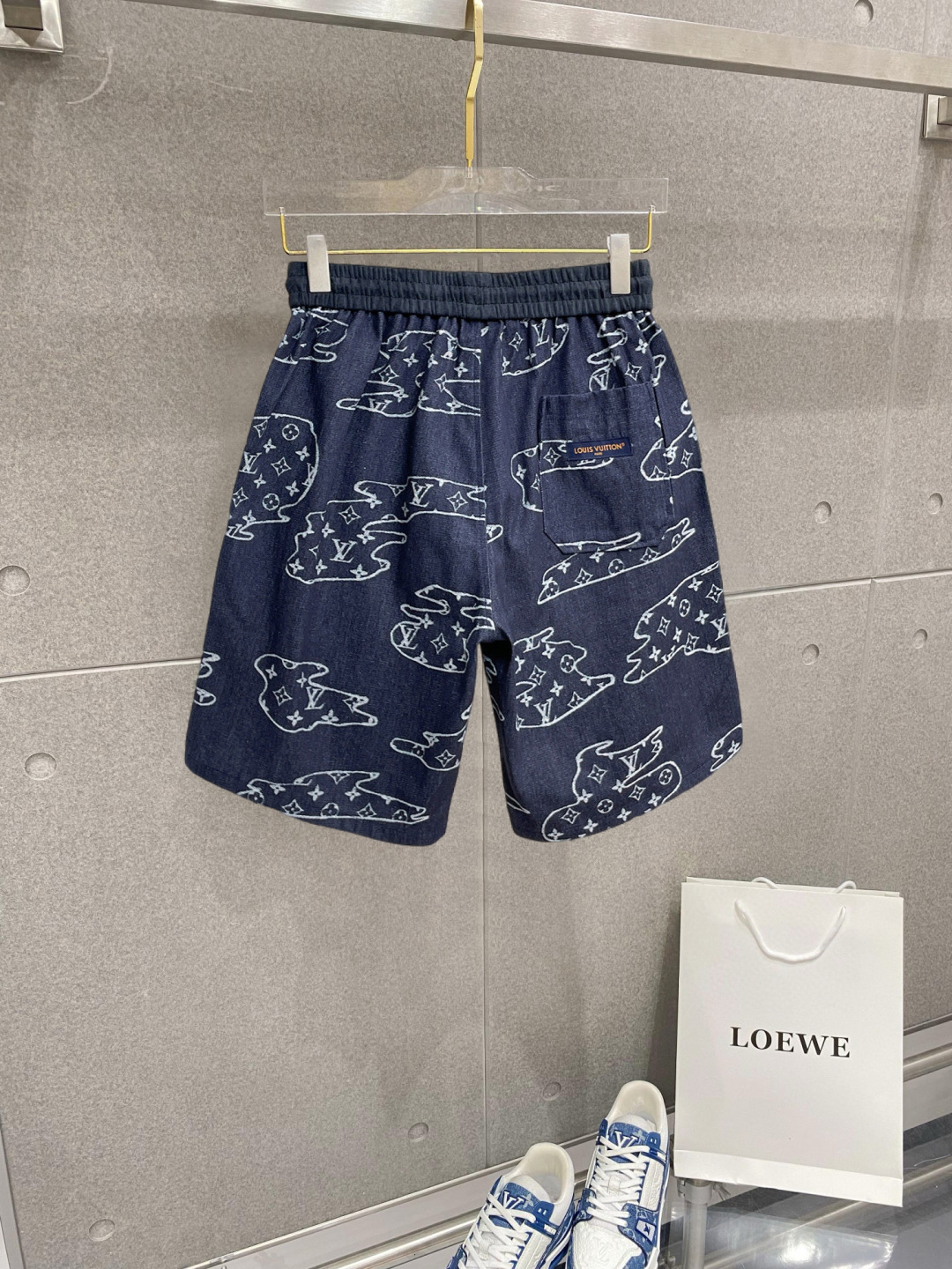 LV高仿滿版Monogram塗鴉牛仔短褲潮流休閒寬鬆五分褲| 14 LV高仿滿版Monogram塗鴉牛仔短褲潮流休閒寬鬆五分褲