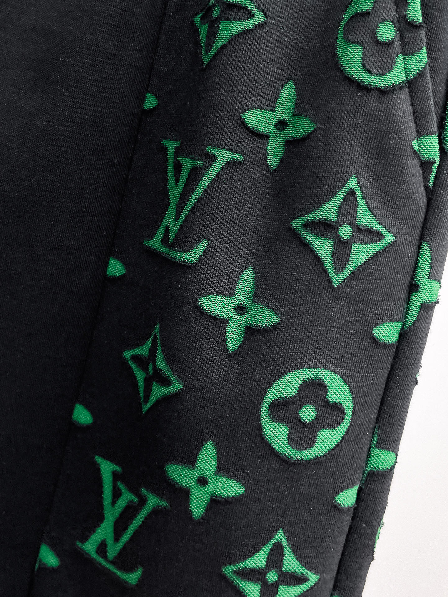 LV高仿Monogram拼接運動短褲綠花潮流休閒五分褲| 19 LV高仿Monogram拼接運動短褲綠花潮流休閒五分褲