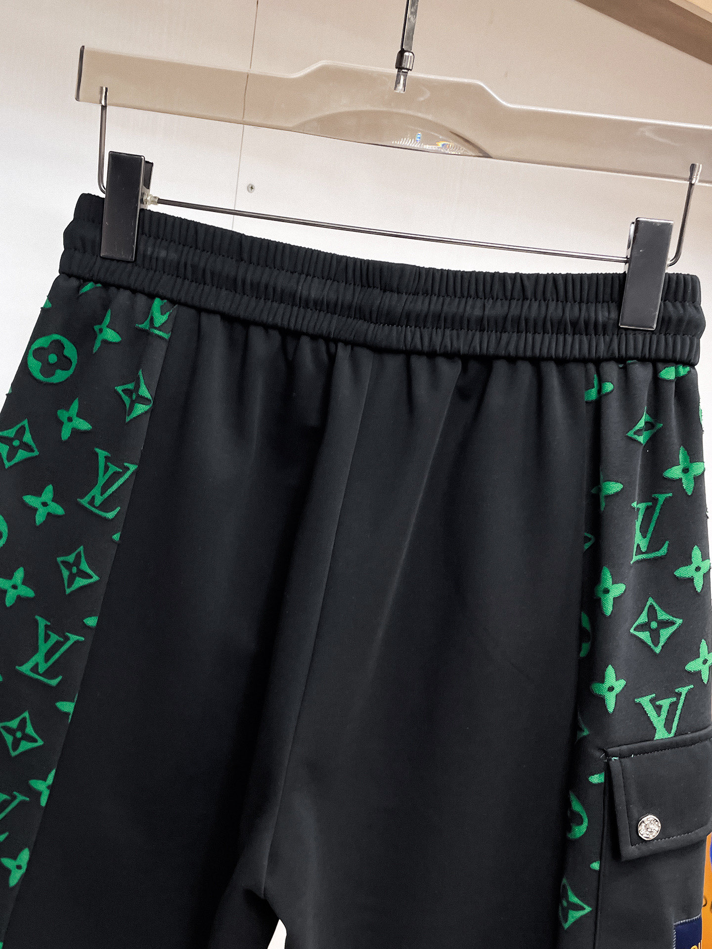 LV高仿Monogram拼接運動短褲綠花潮流休閒五分褲| 16 LV高仿Monogram拼接運動短褲綠花潮流休閒五分褲