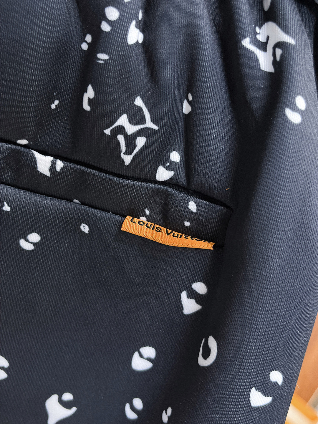 LV高仿潑墨Monogram拉鍊短褲深藍街頭潮流五分褲| 16 LV高仿潑墨Monogram拉鍊短褲深藍街頭潮流五分褲