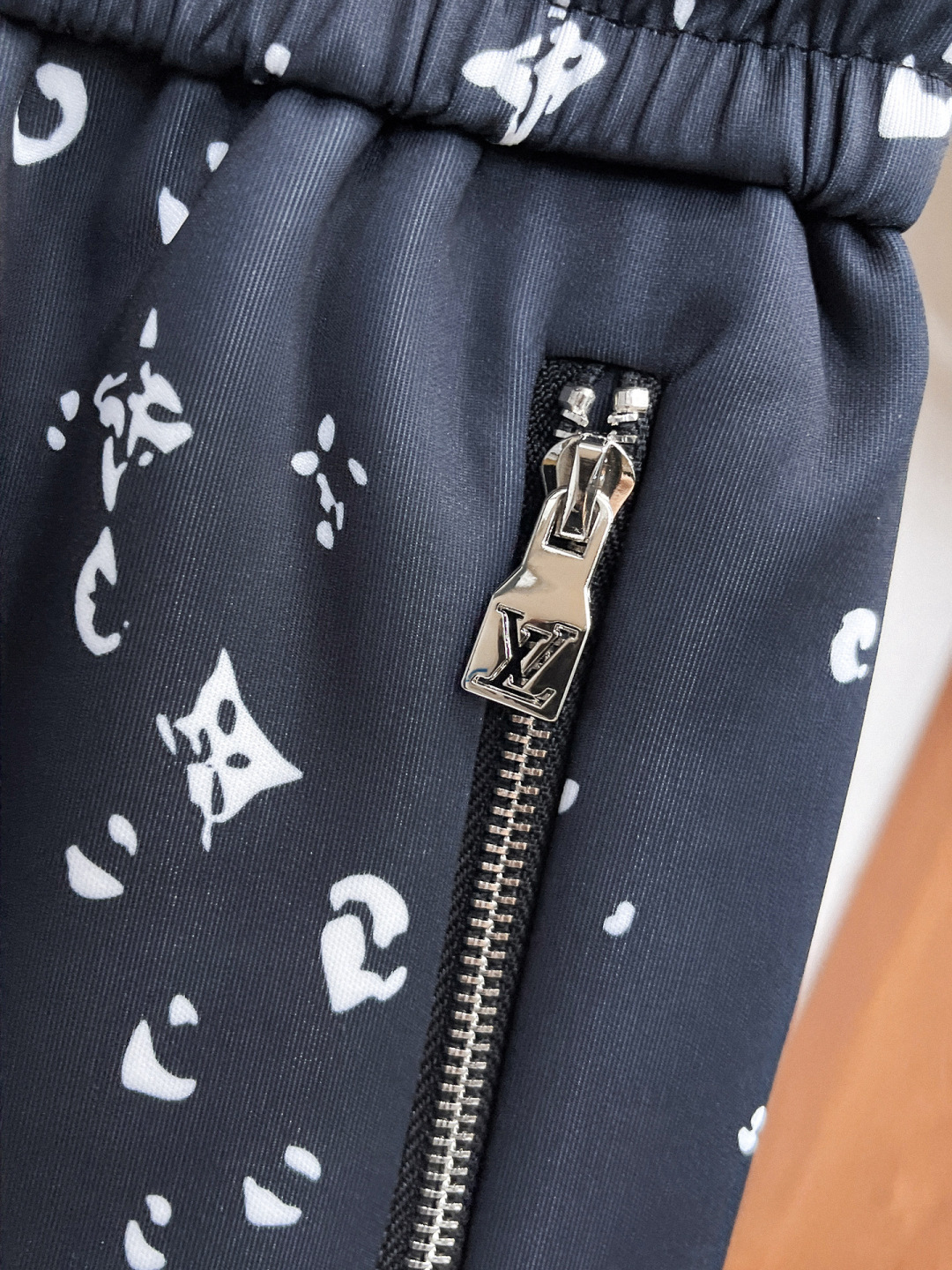 LV高仿潑墨Monogram拉鍊短褲深藍街頭潮流五分褲| 11 LV高仿潑墨Monogram拉鍊短褲深藍街頭潮流五分褲
