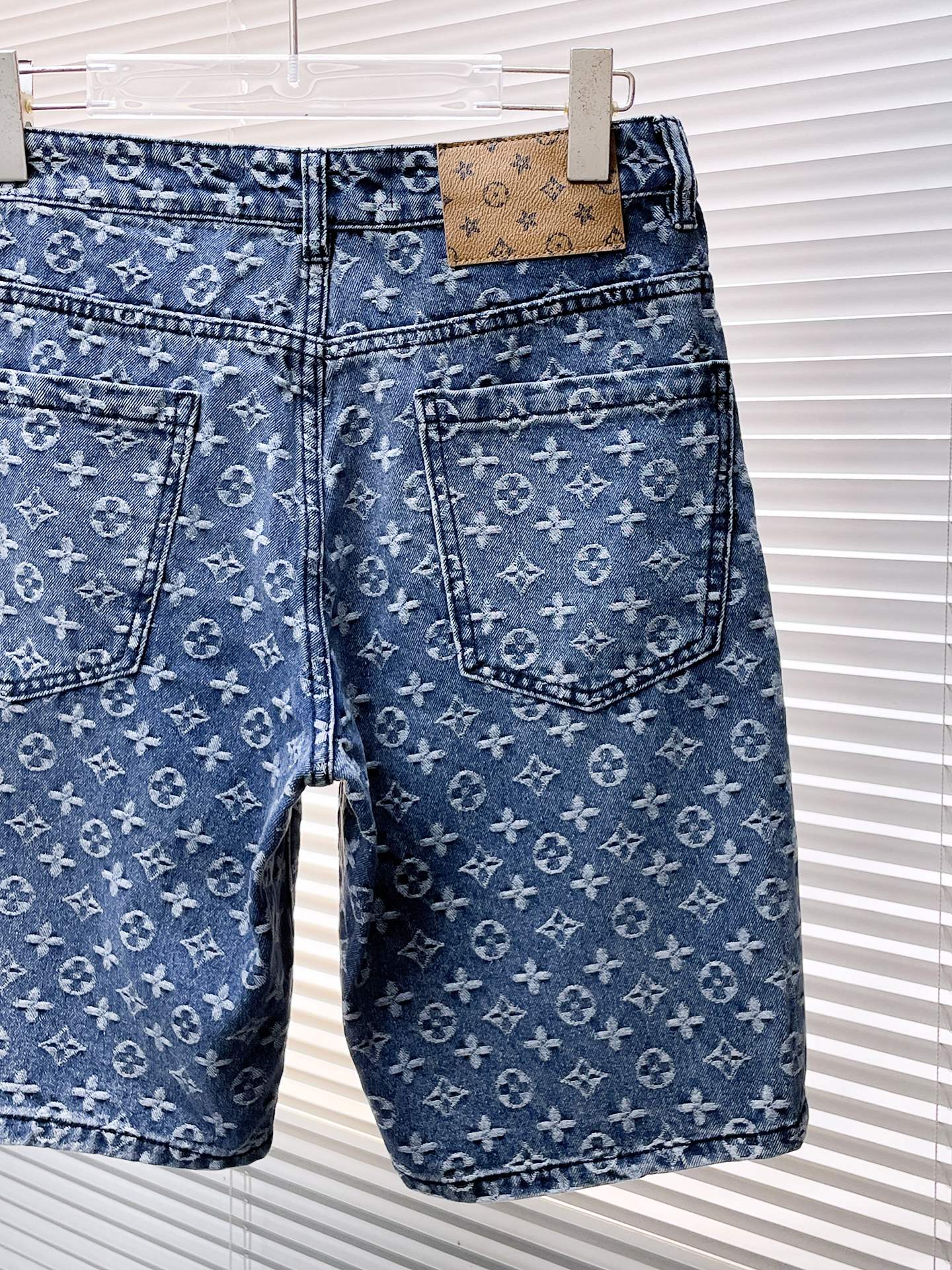 LV高仿滿版Monogram水洗牛仔短褲潮流丹寧五分褲| 12 LV高仿滿版Monogram水洗牛仔短褲潮流丹寧五分褲