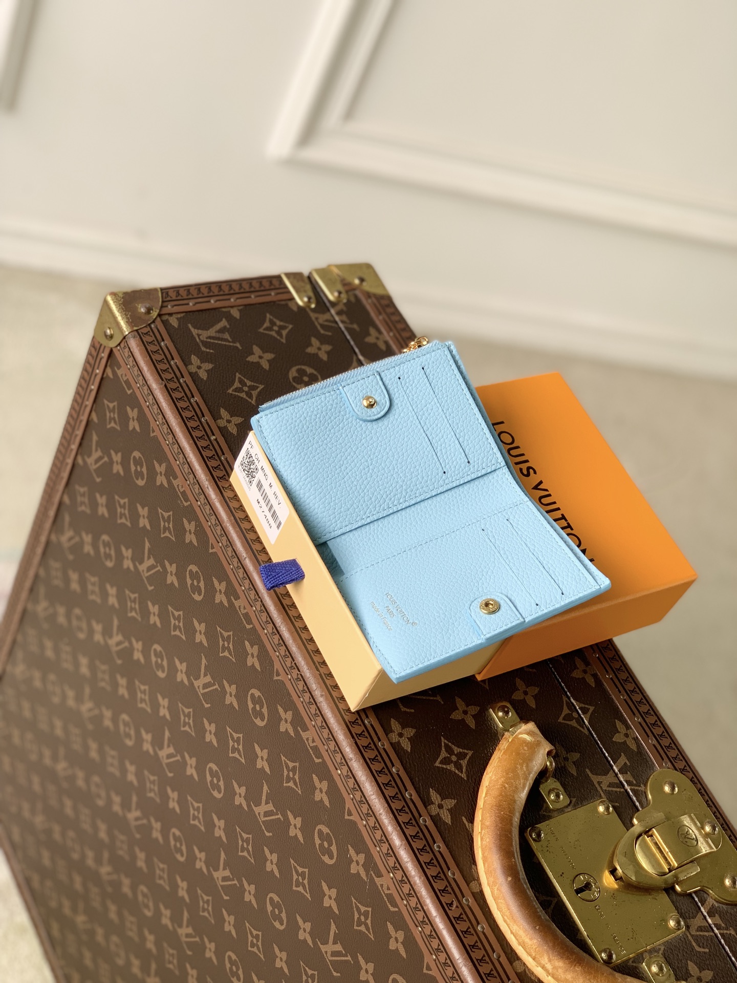 LV高仿Monogram天空藍短夾 精品壓紋皮夾| 15 LV高仿Monogram天空藍短夾 精品壓紋皮夾