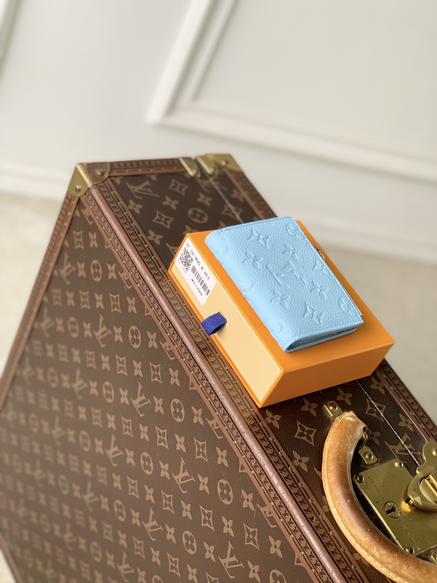 LV高仿Monogram天空藍短夾 精品壓紋皮夾| 13 LV高仿Monogram天空藍短夾 精品壓紋皮夾