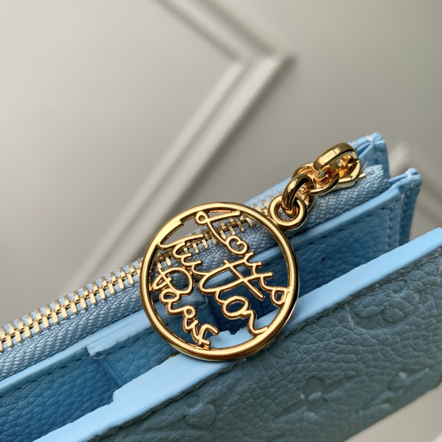 LV高仿Monogram天空藍短夾 精品壓紋皮夾| 12 LV高仿Monogram天空藍短夾 精品壓紋皮夾