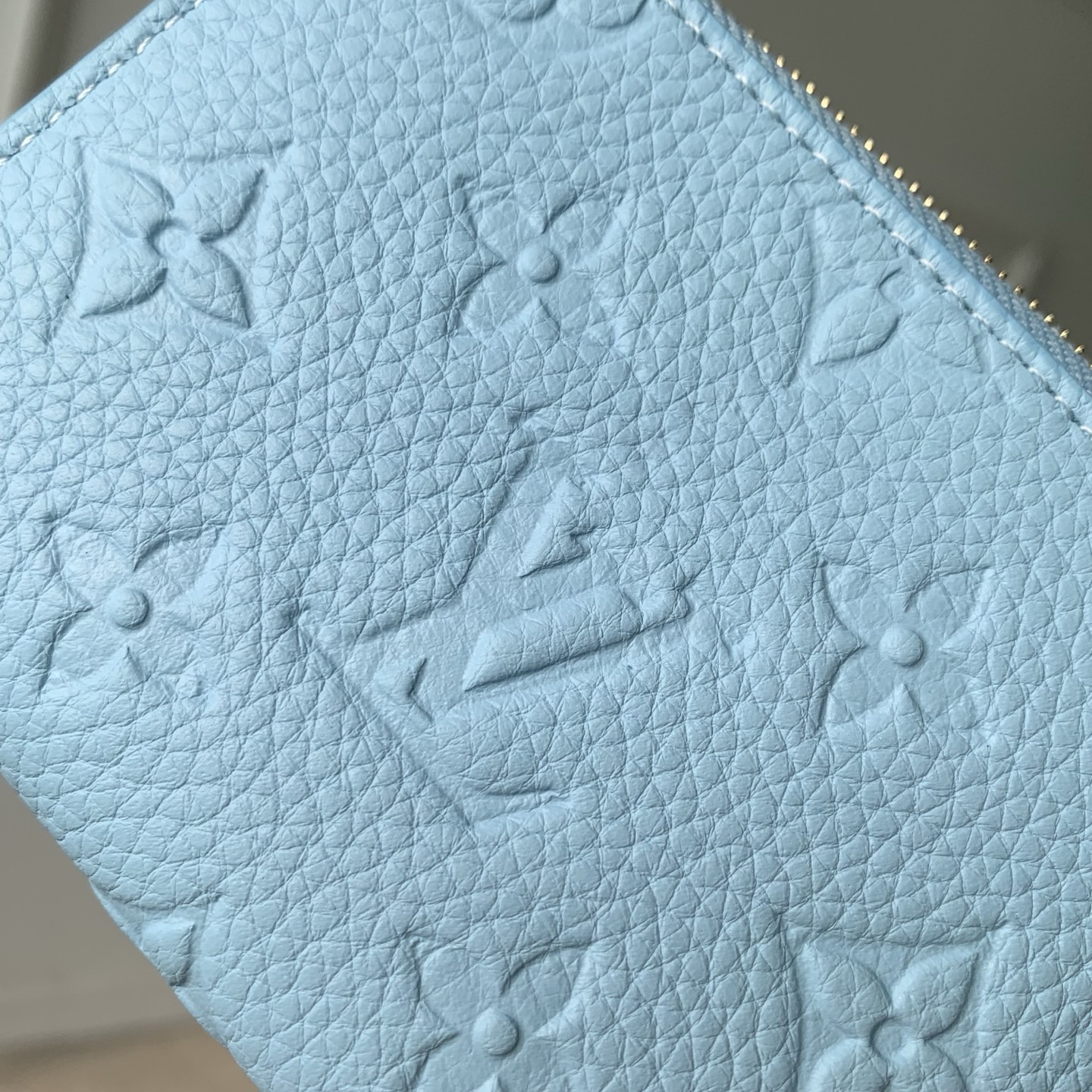 LV高仿Monogram天空藍短夾 精品壓紋皮夾| 11 LV高仿Monogram天空藍短夾 精品壓紋皮夾