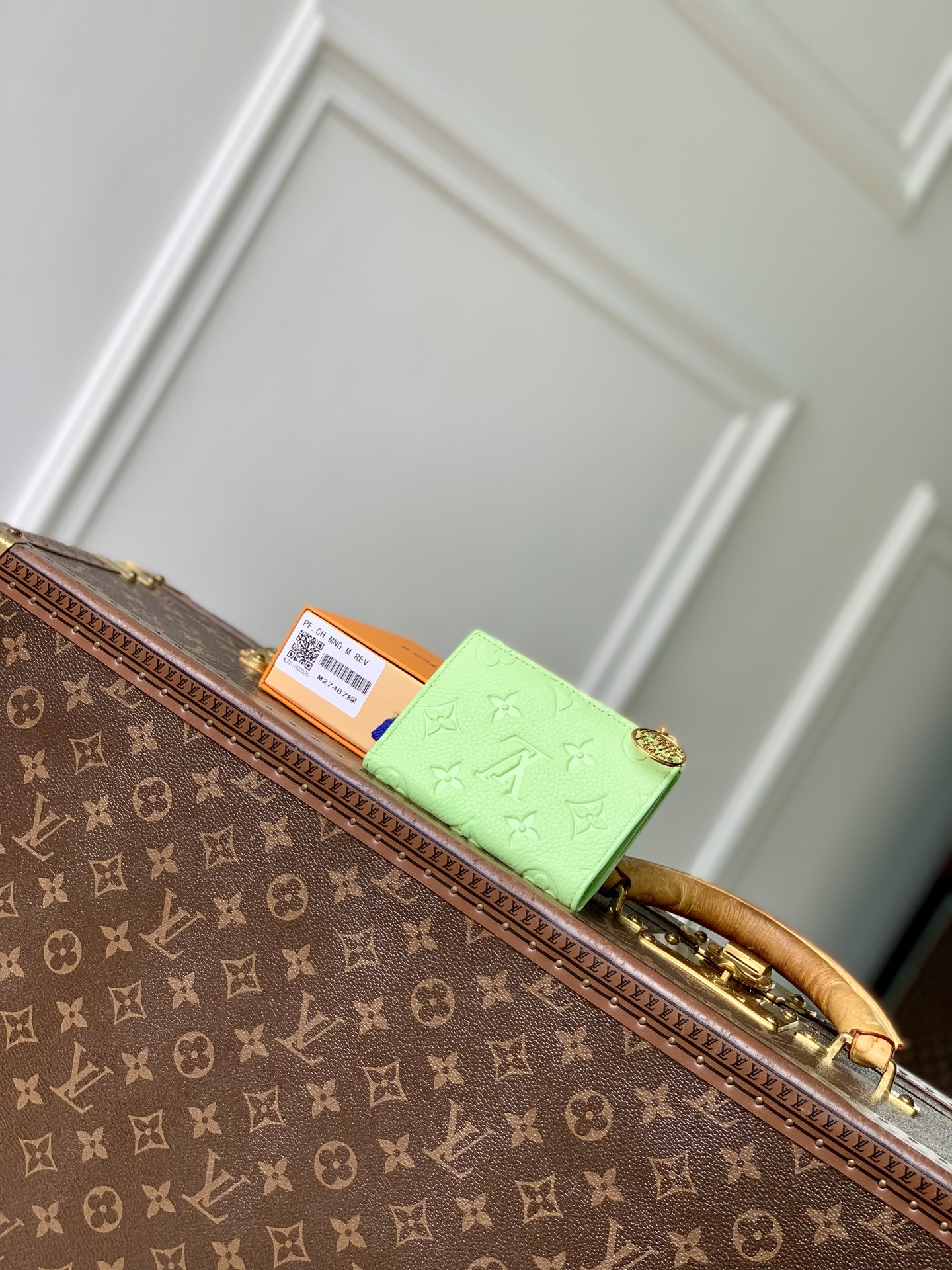 LV高仿Monogram薄荷綠短夾 精品壓紋皮夾| 14 LV高仿Monogram薄荷綠短夾 精品壓紋皮夾