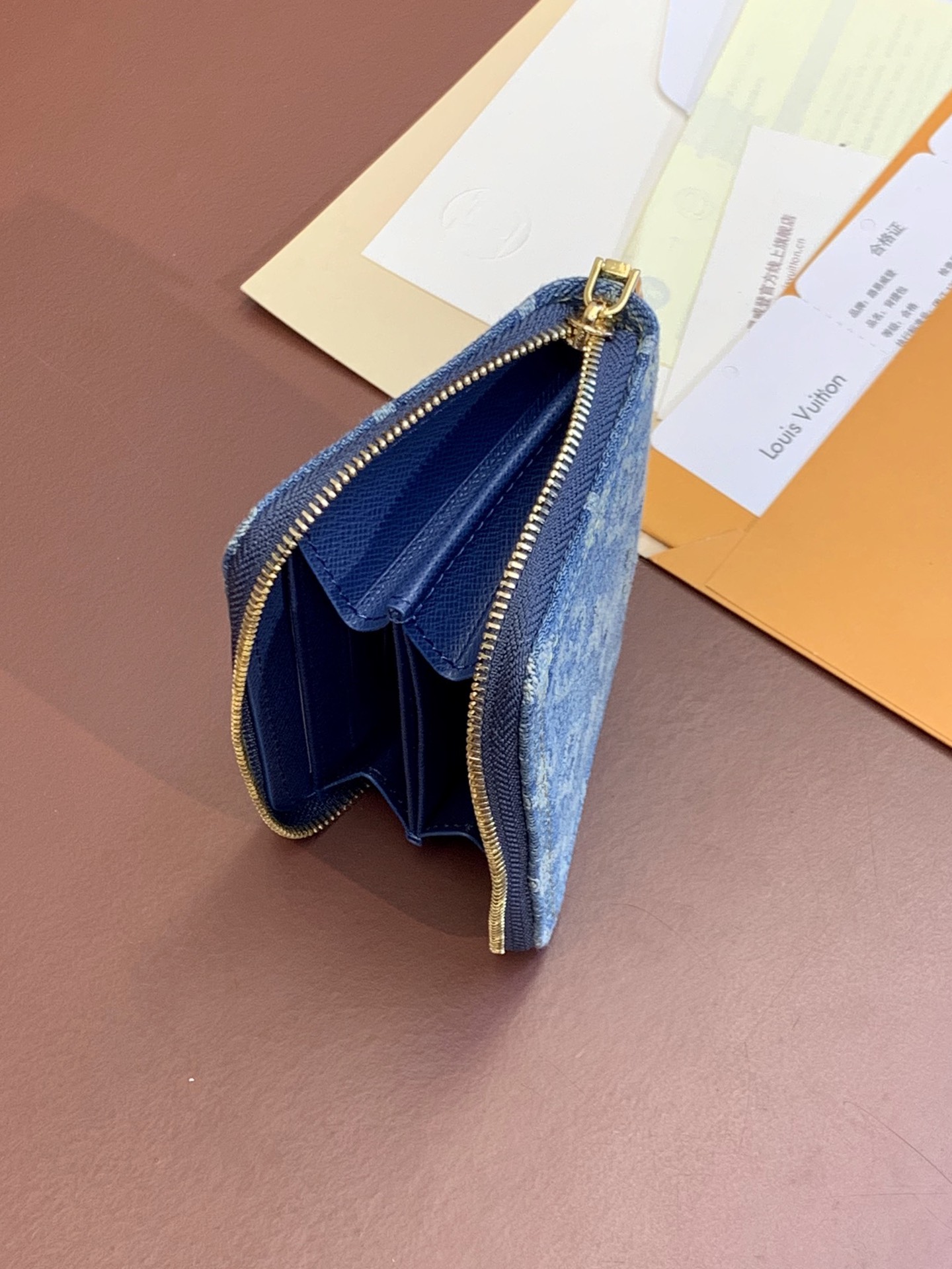 LV高仿丹寧Monogram拉鍊短夾 藍色牛仔精品女款| 8 LV高仿丹寧Monogram拉鍊短夾 藍色牛仔精品女款
