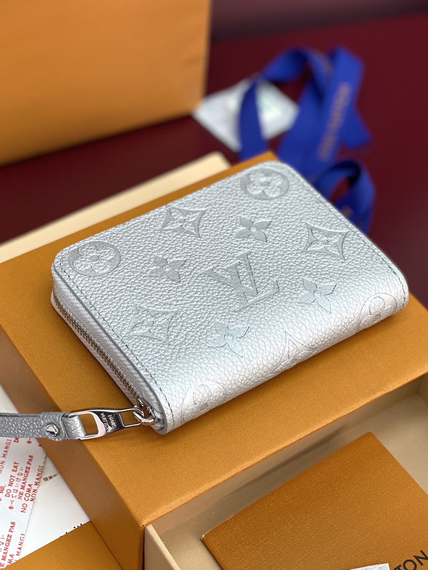 LV原單銀灰色拉鍊短夾|Monogram壓紋零錢包| 12 LV原單銀灰色拉鍊短夾|Monogram壓紋零錢包