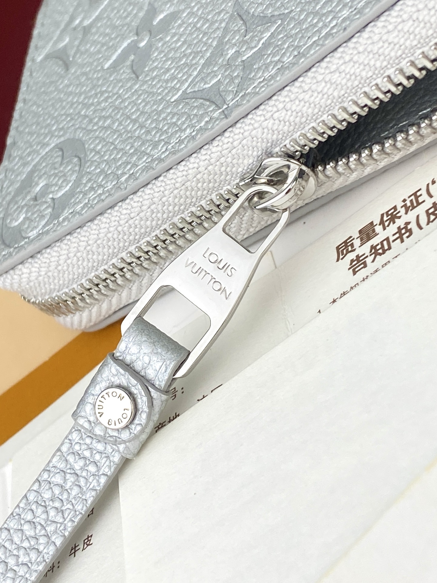 LV原單銀灰色拉鍊短夾|Monogram壓紋零錢包| 7 LV原單銀灰色拉鍊短夾|Monogram壓紋零錢包