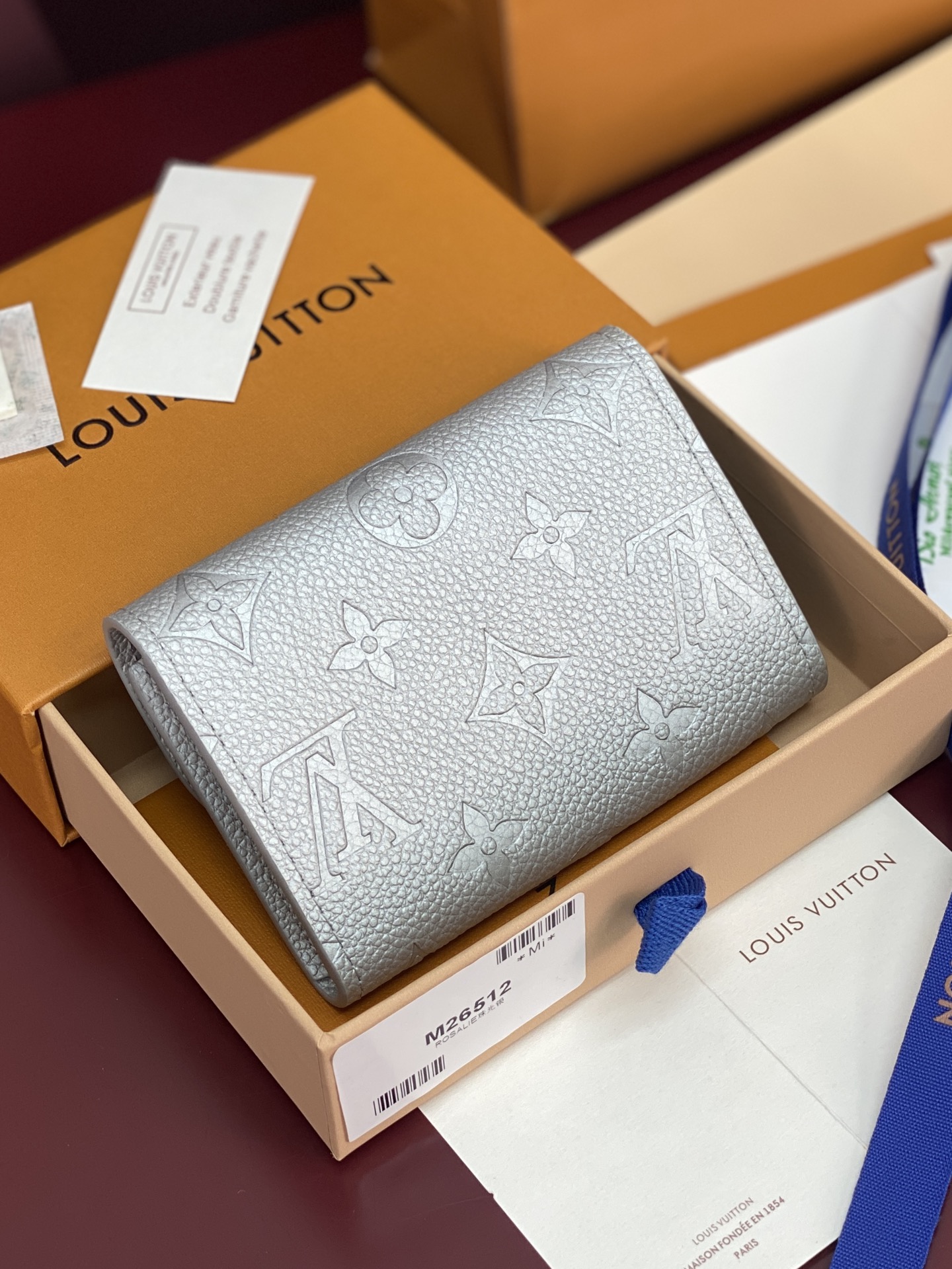 LV高仿銀色翻蓋短夾|Monogram壓紋精品皮夾| 14 LV高仿銀色翻蓋短夾|Monogram壓紋精品皮夾