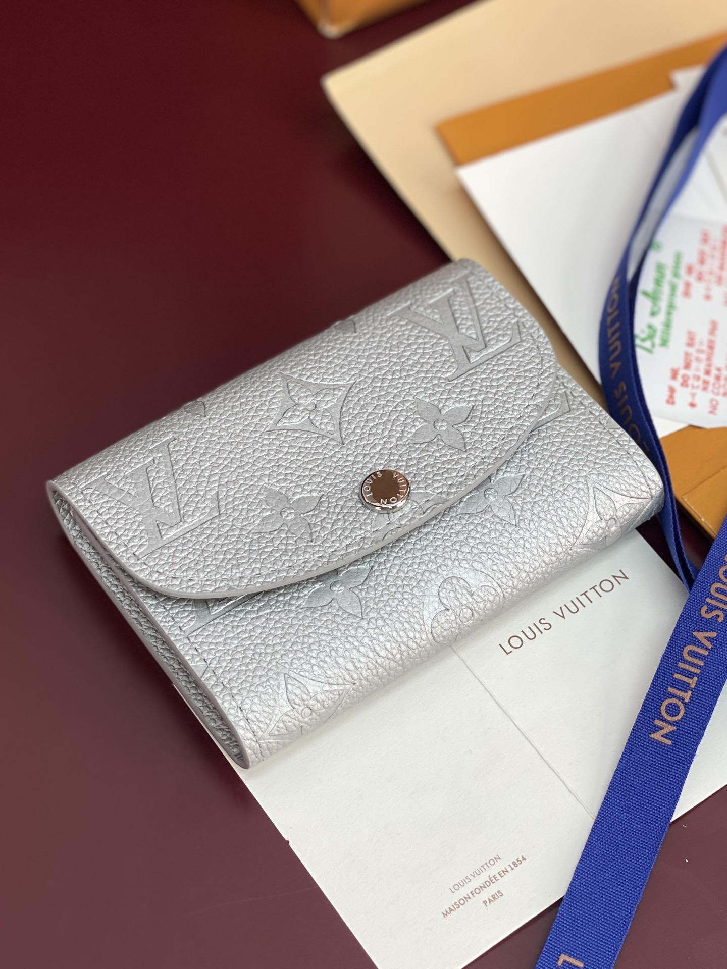LV高仿銀色翻蓋短夾|Monogram壓紋精品皮夾| 13 LV高仿銀色翻蓋短夾|Monogram壓紋精品皮夾
